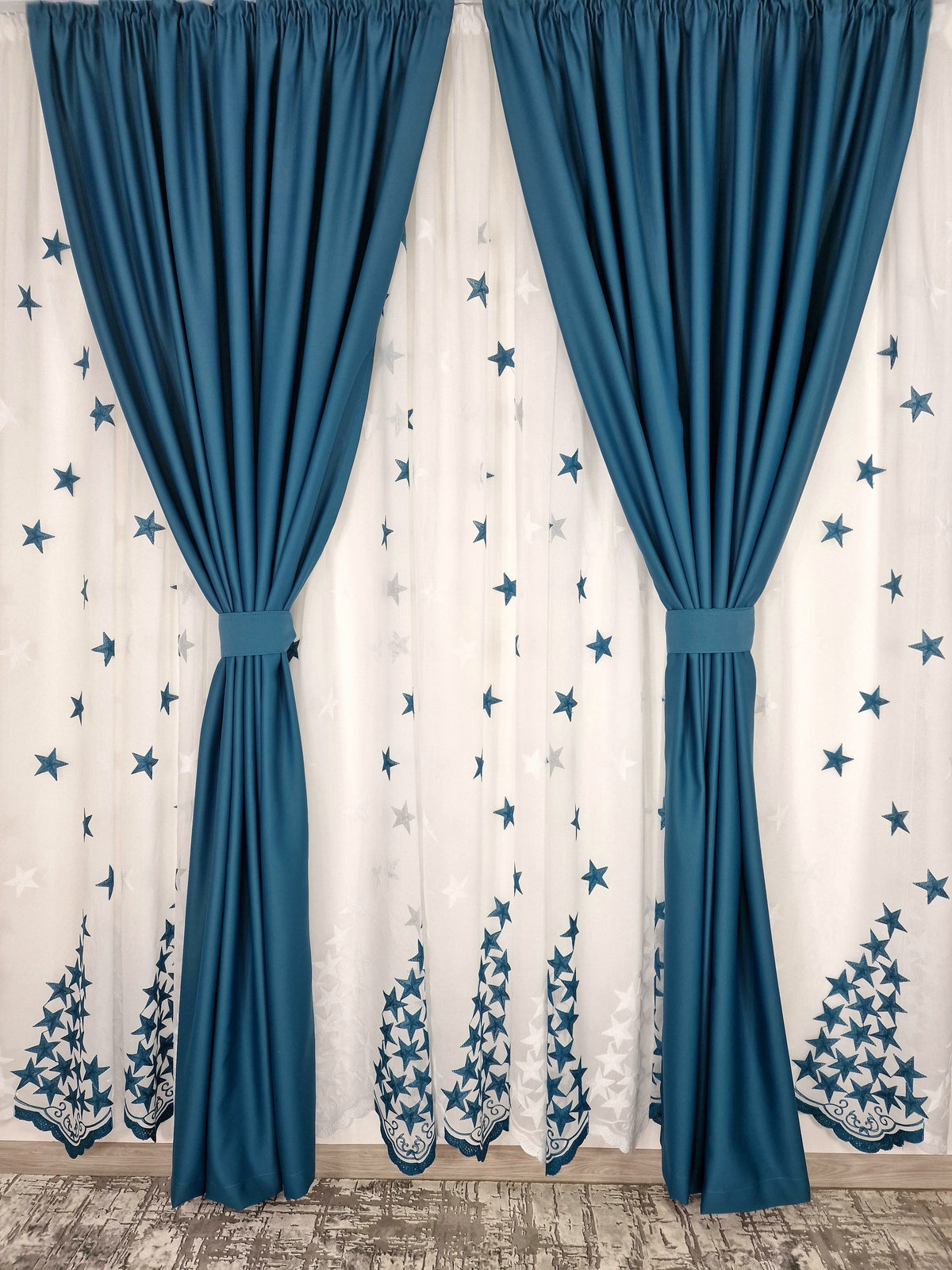 Set turcoaz perdea si draperie, model stelute - CASABLANCA Set turcoaz perdea si draperie, model stelute CASABLANCA  260.00 CASABLANCA  CASABLANCA