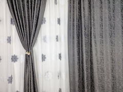 Eleganță în Gri închis: Draperia Nisip cu Efect de Vopsea Decorativă