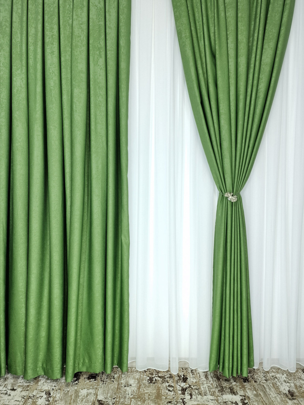 Set Ofelia: Perdea Voal Alb si Draperie Verde Olive – Ideal pentru Living si Dormitor in Nuanțe Crem, Bej si verde