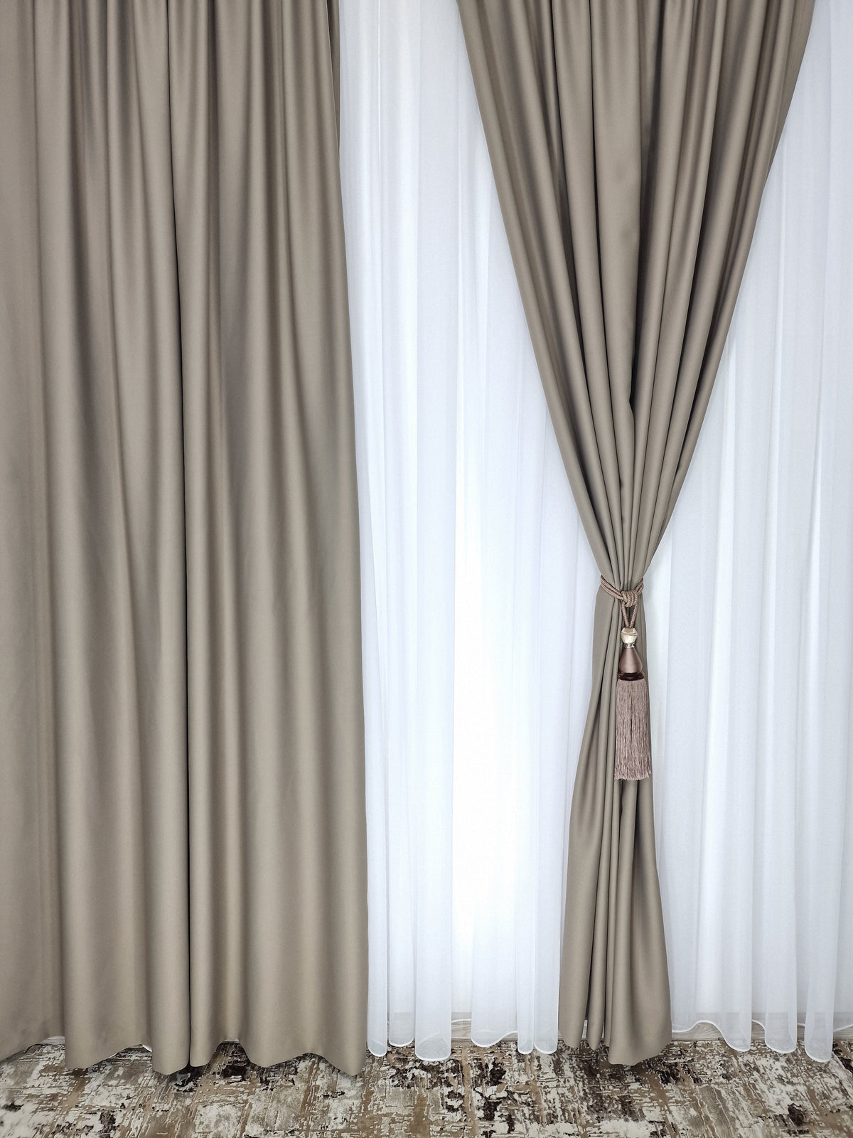 Set Liz: perdea alba simpla voal si draperie culoare cafea cu lapte blackout 98%