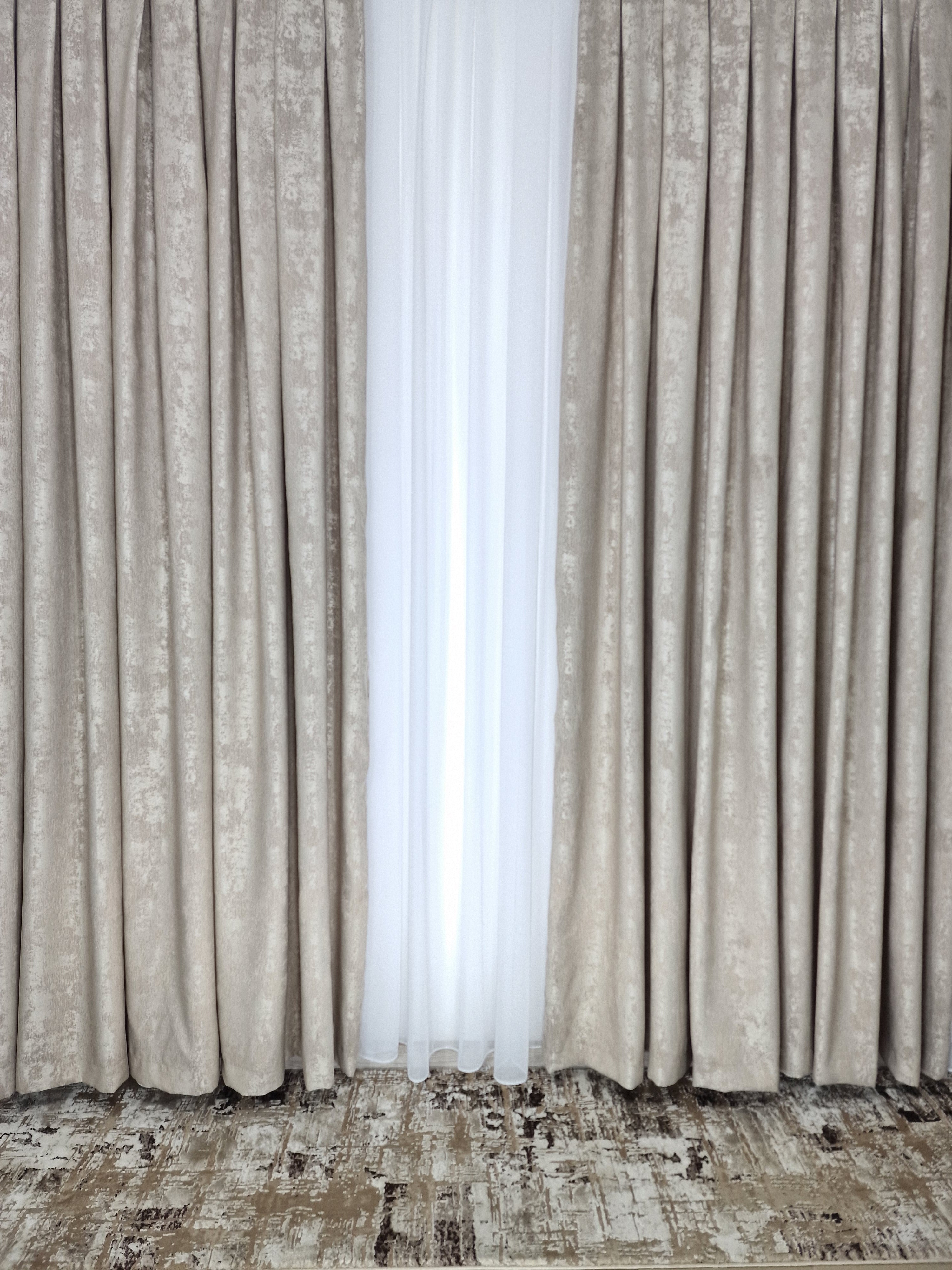 Set Alexandra: perdea alba simpla si draperie cu model de vopsea decorativa bej