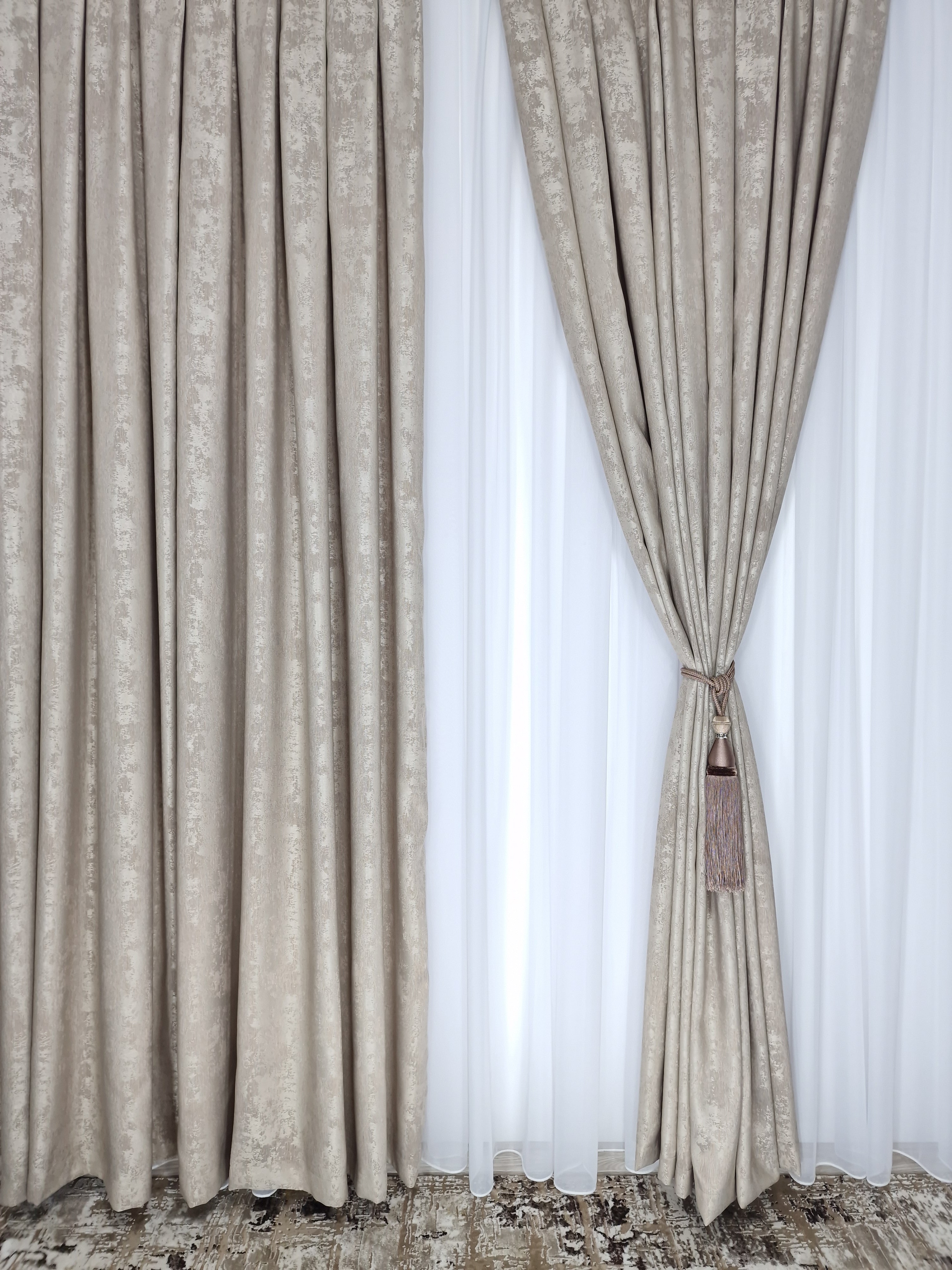 Set Alexandra: perdea alba simpla si draperie cu model de vopsea decorativa bej