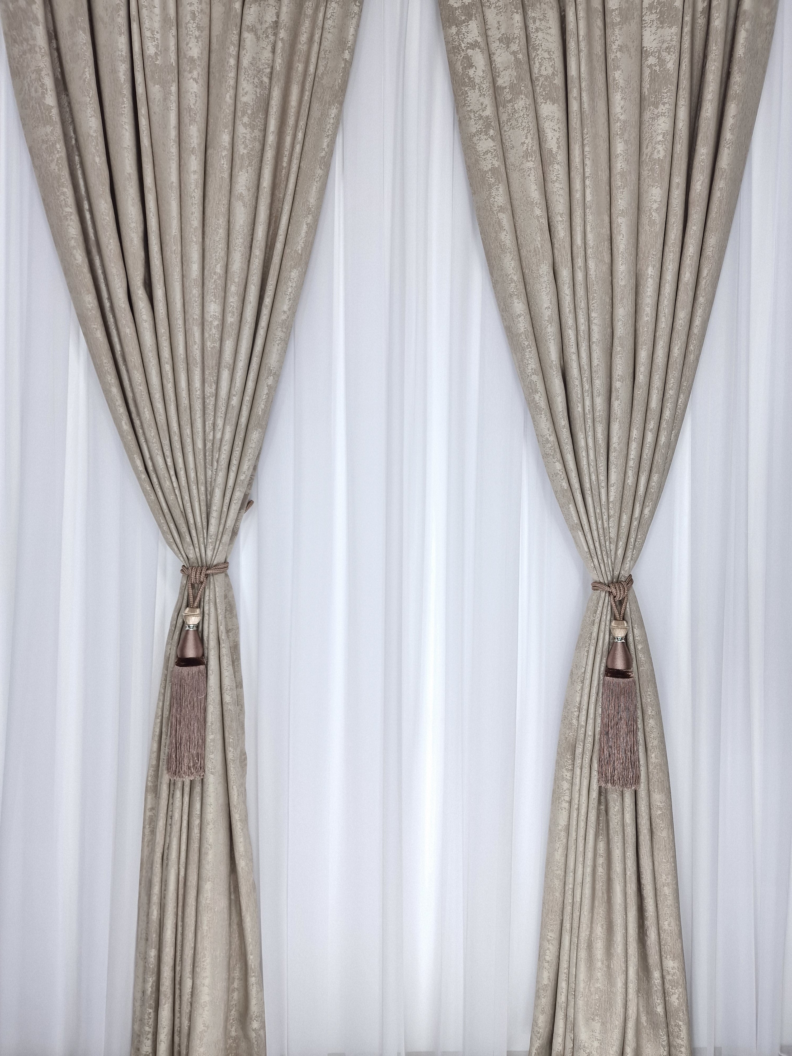 Set Alexandra: perdea alba simpla si draperie cu model de vopsea decorativa bej