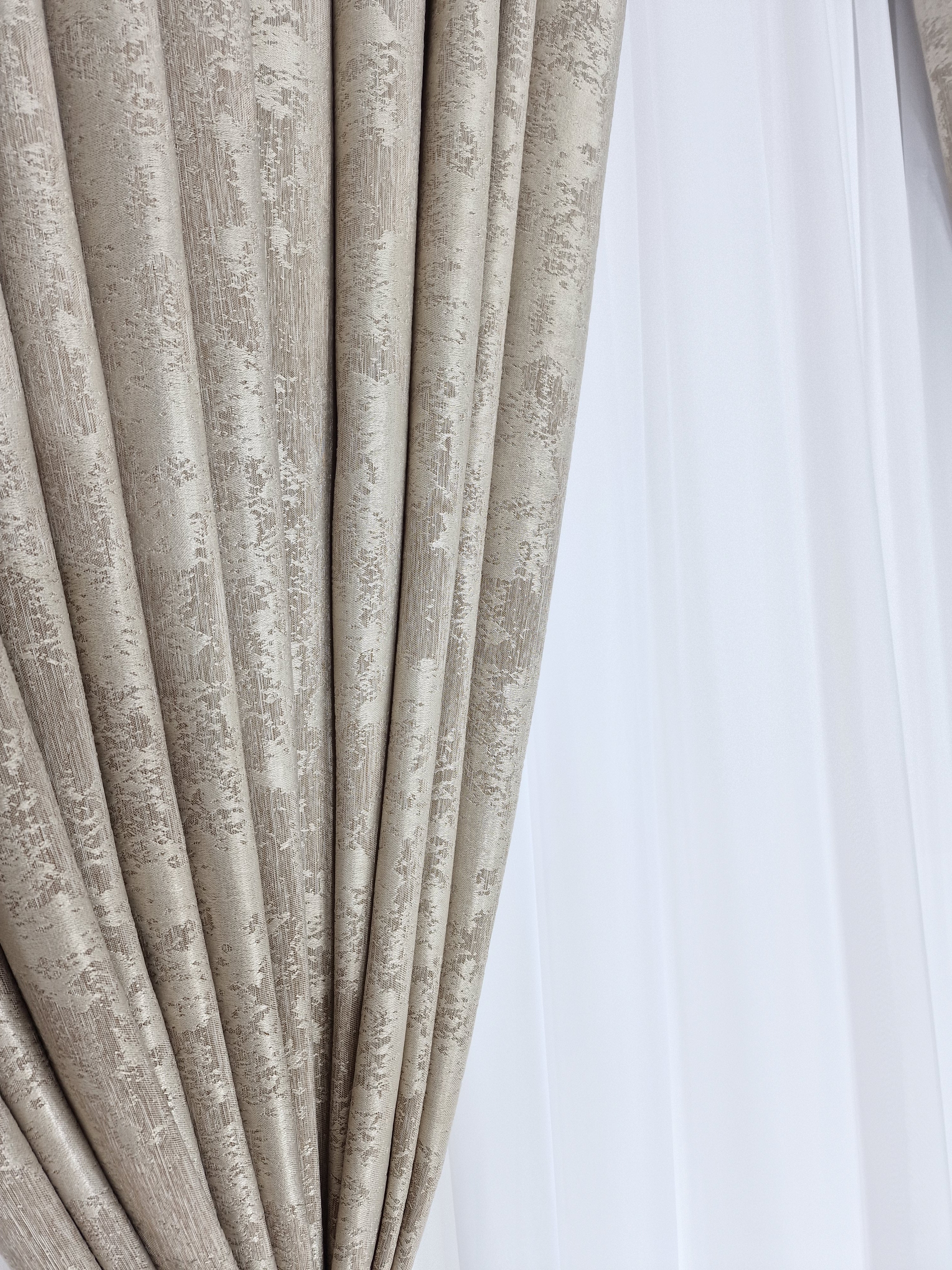 Set Alexandra: perdea alba simpla si draperie cu model de vopsea decorativa bej