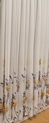 Perdea din material plin ca textura, model floral