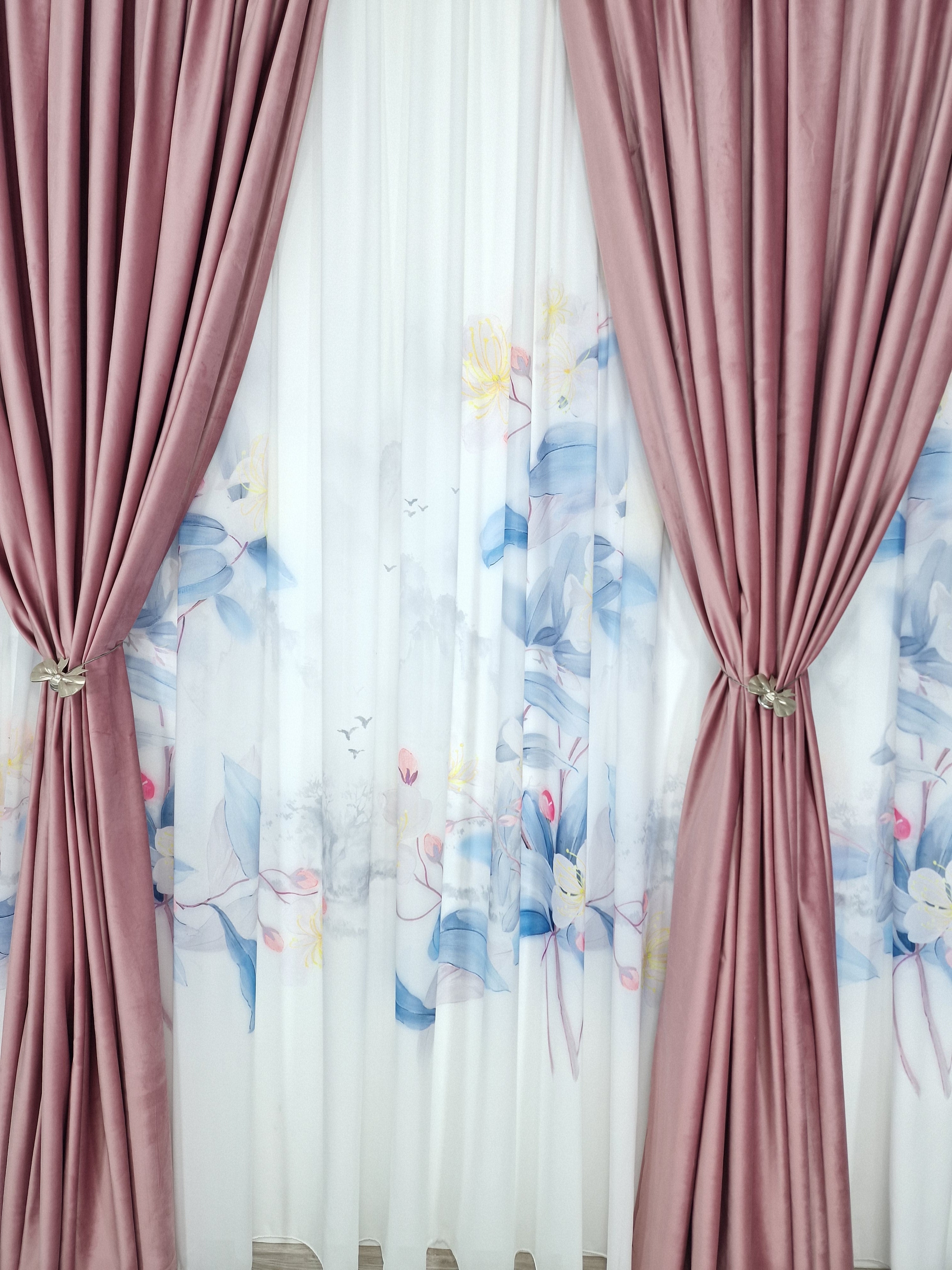 Set Lila: perdea din matase cu flori lila si draperie lila din catifea