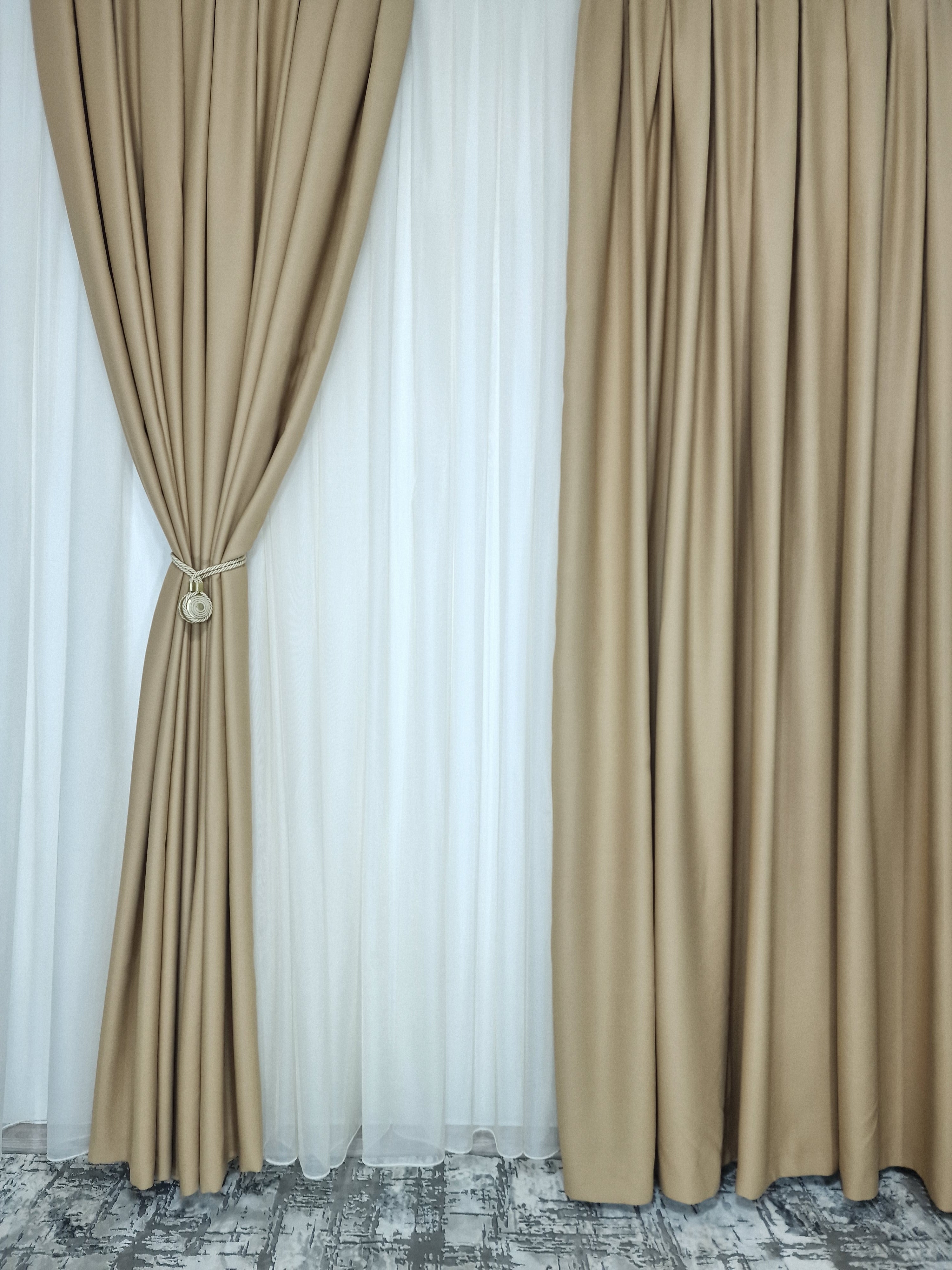 Set Kira: perdea voal ivoire si draperie blackout capucino