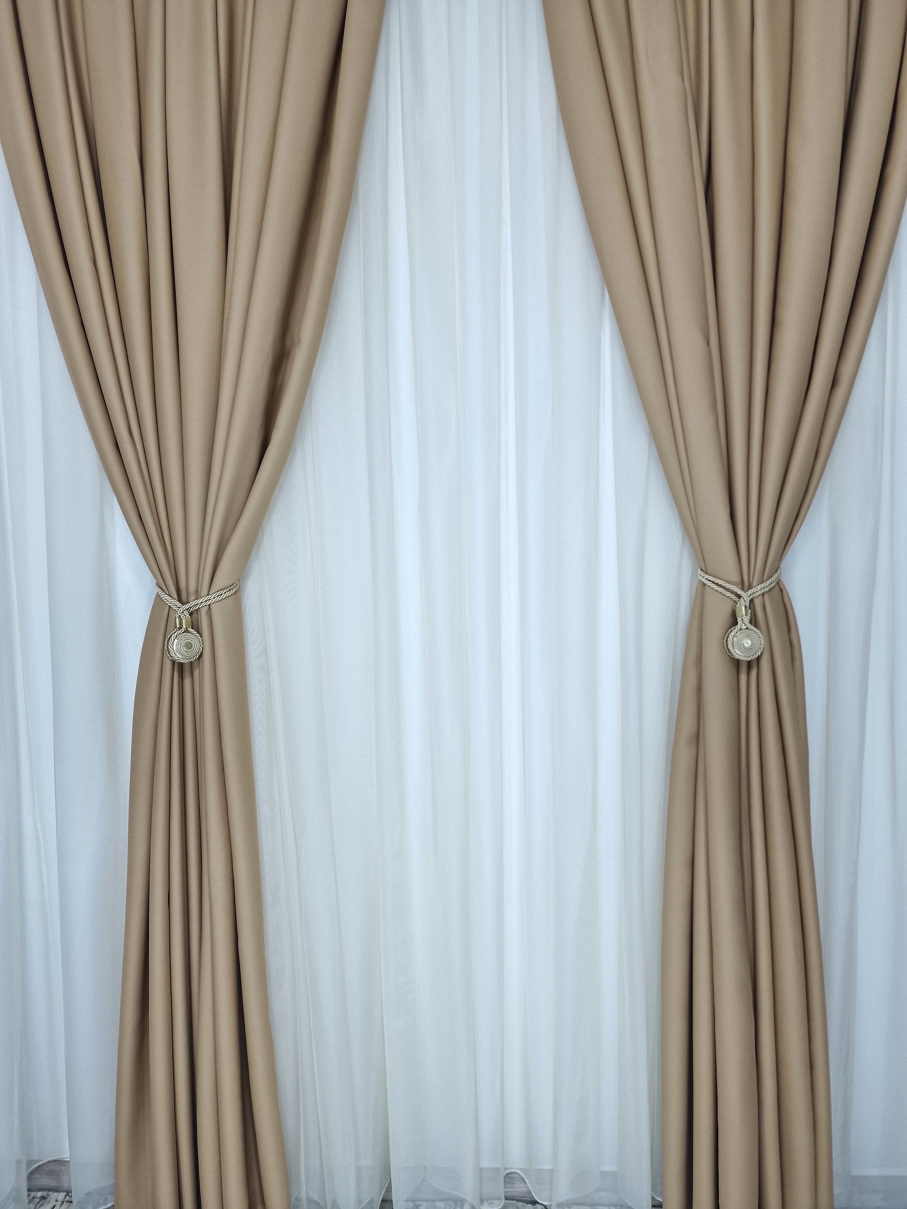 Set Kira: perdea voal ivoire si draperie blackout capucino