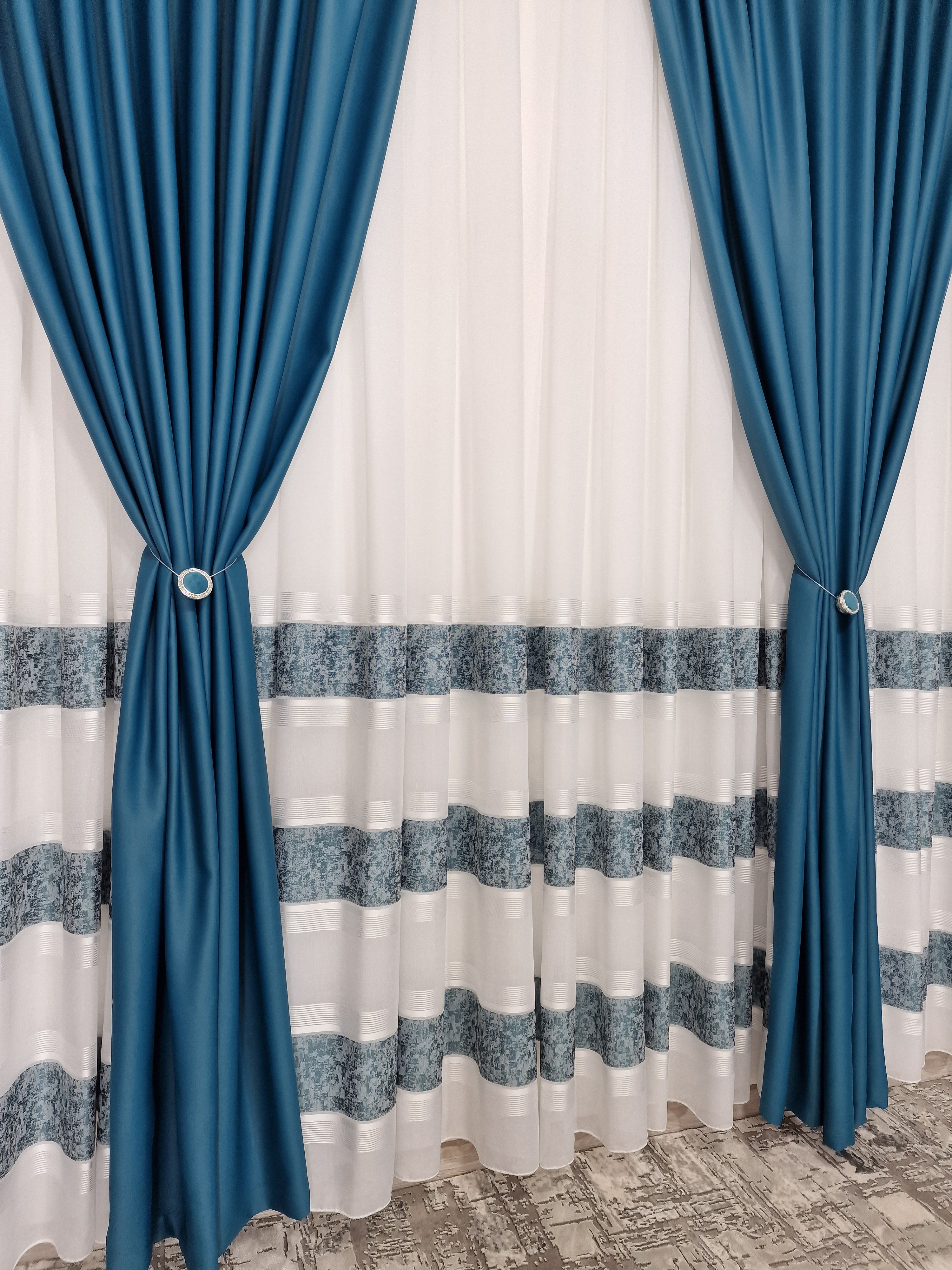Set Kim: perdea din in cristal alba cu benzi turcoaz si draperie simpla turcoaz blackout 98%
