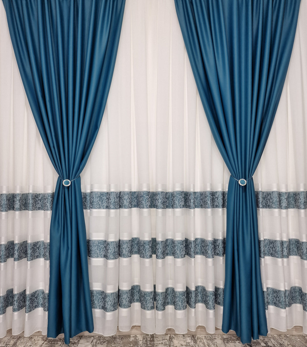 Set Kim: perdea din in cristal alba cu benzi turcoaz si draperie simpla turcoaz blackout 98%