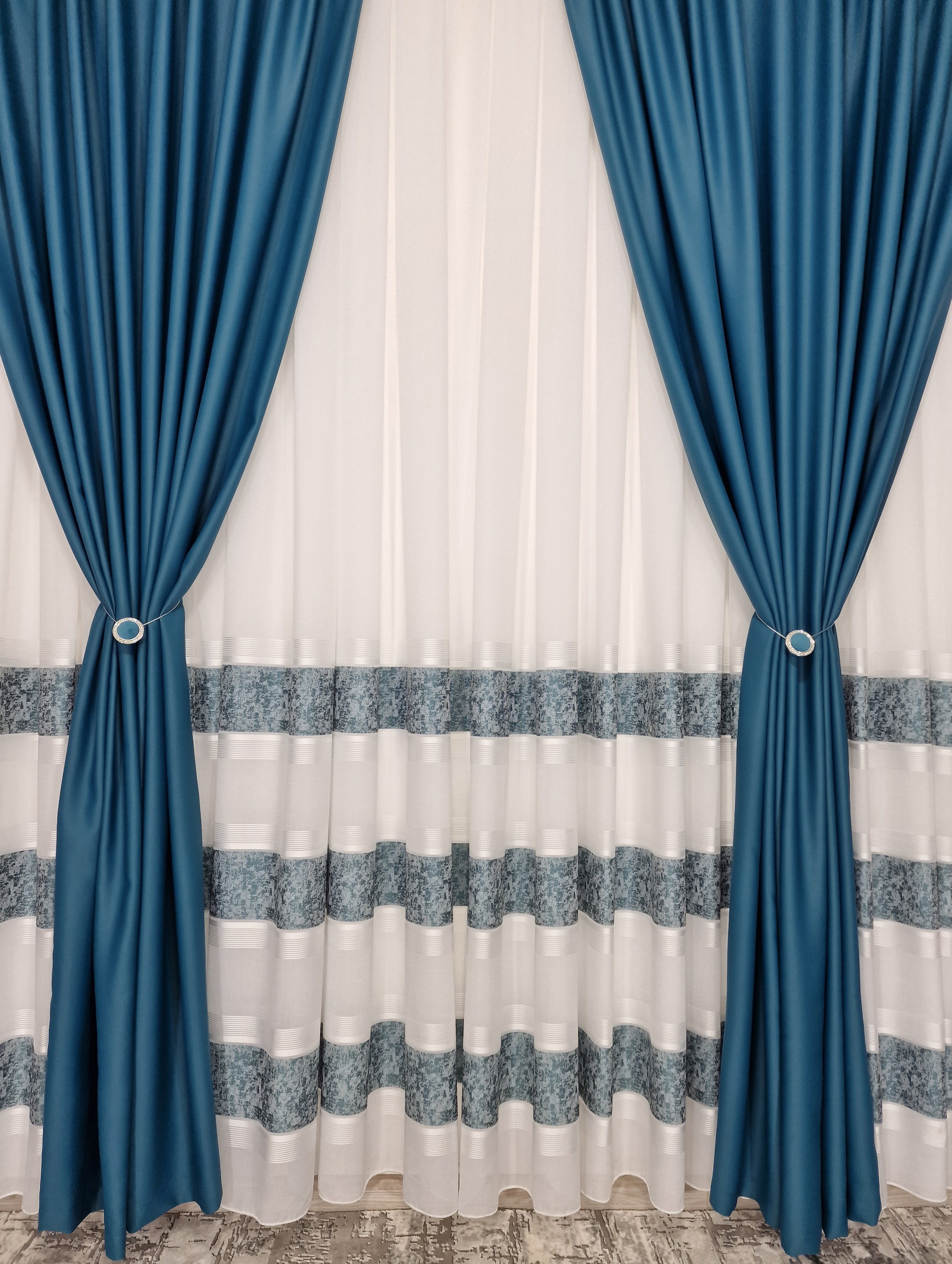 Set Kim: perdea din in cristal alba cu benzi turcoaz si draperie simpla turcoaz blackout 98%
