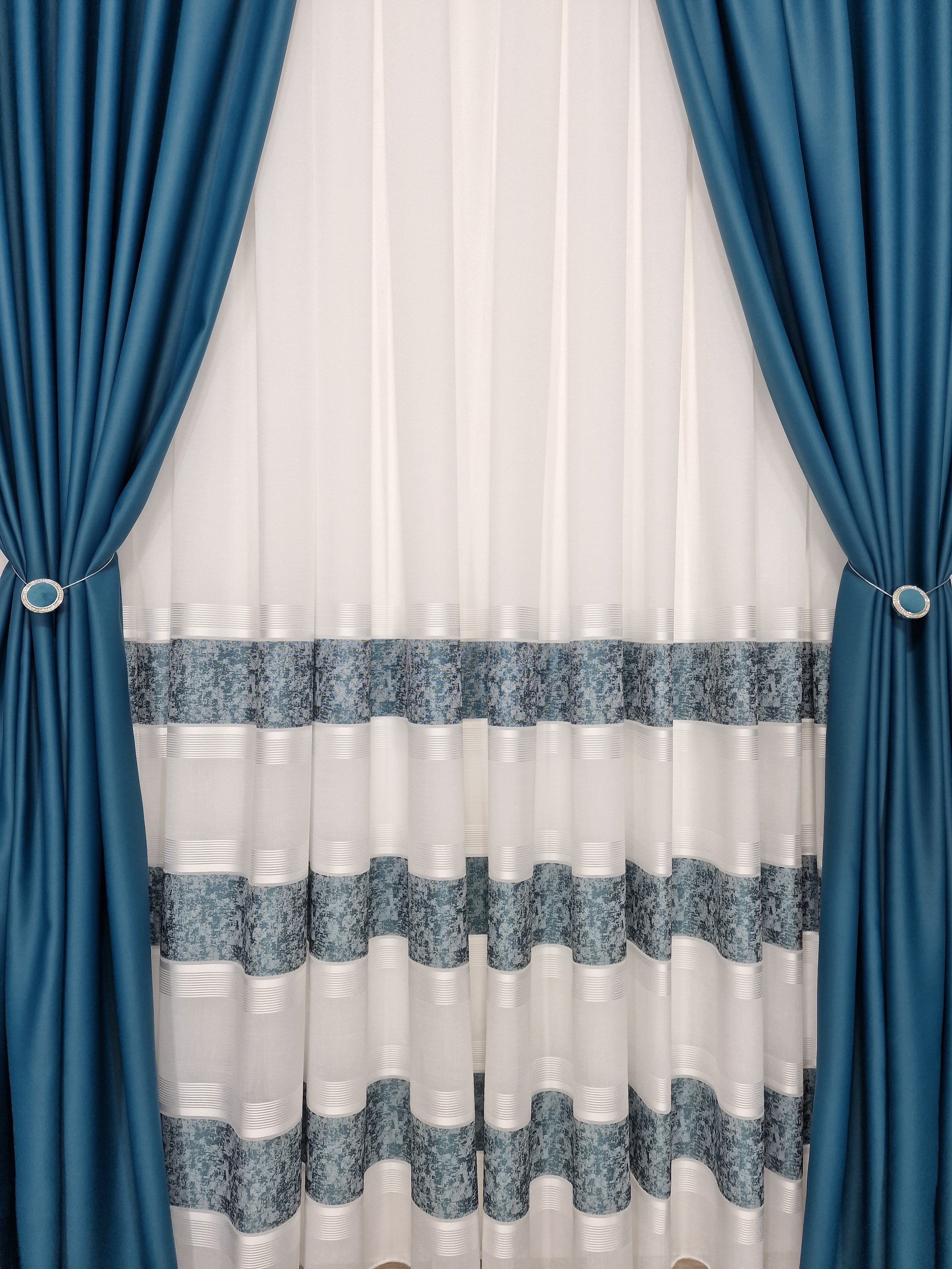 Set Kim: perdea din in cristal alba cu benzi turcoaz si draperie simpla turcoaz blackout 98%