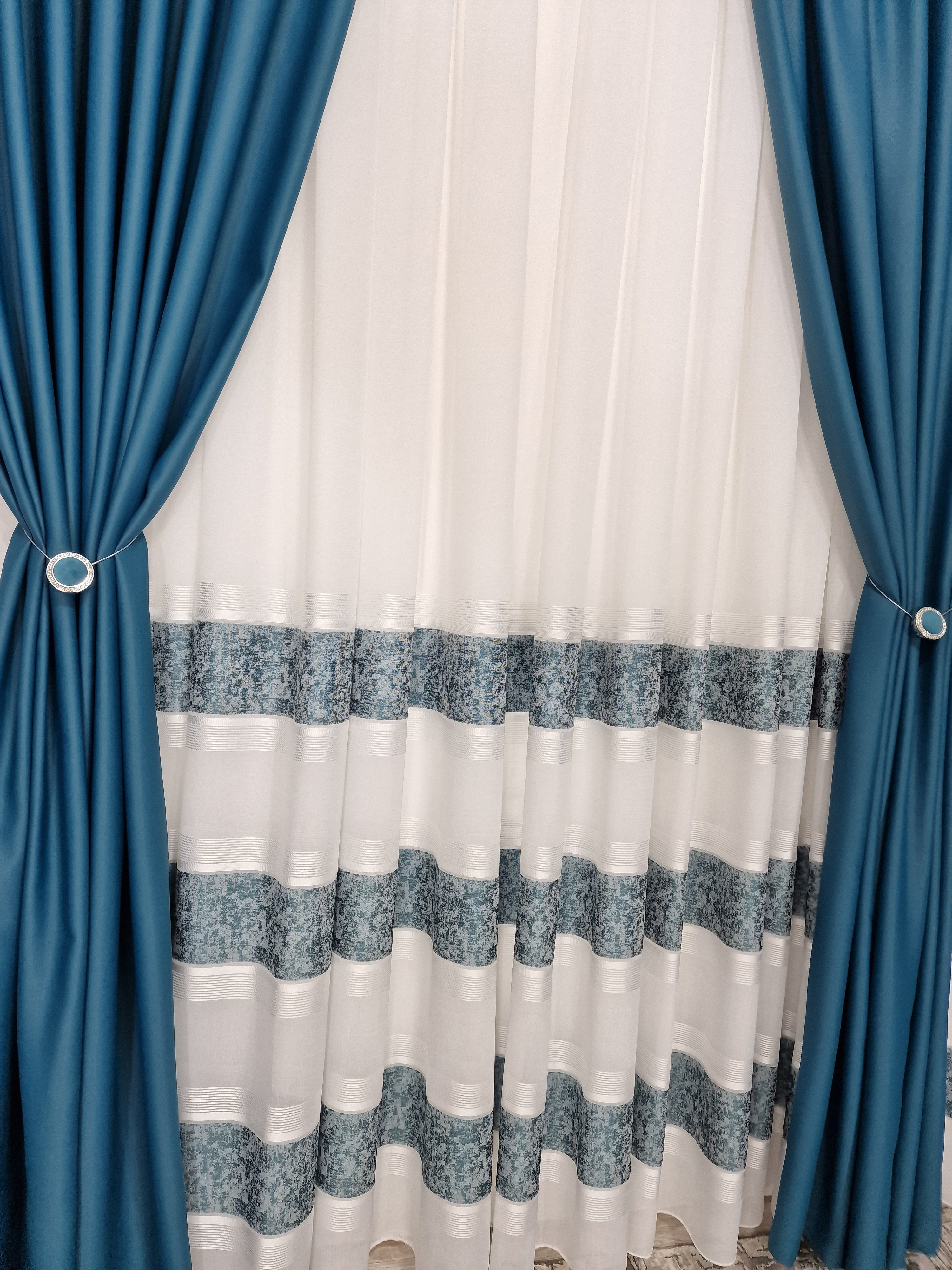 Set Kim: perdea din in cristal alba cu benzi turcoaz si draperie simpla turcoaz blackout 98%