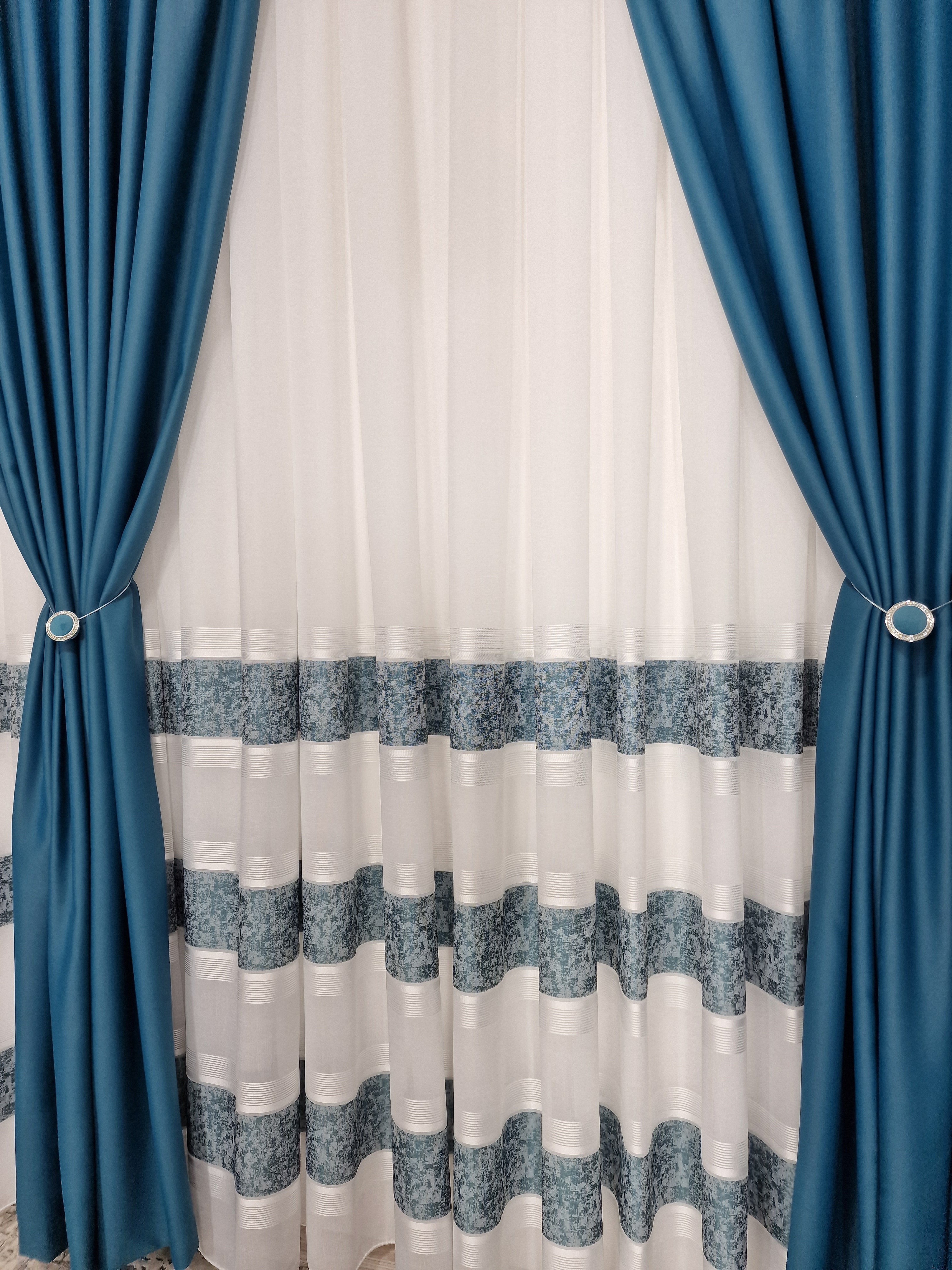 Set Kim: perdea din in cristal alba cu benzi turcoaz si draperie simpla turcoaz blackout 98%