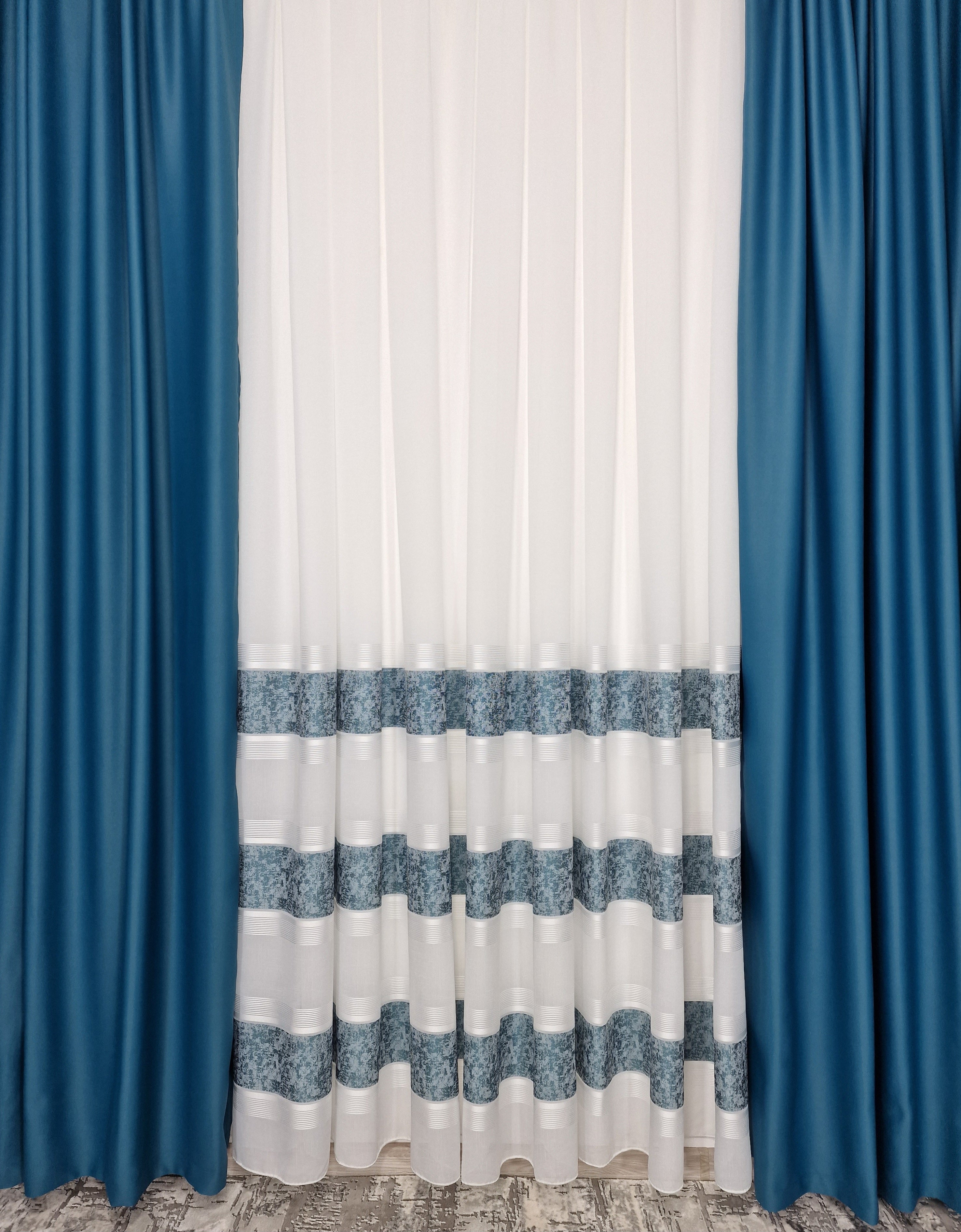 Set Kim: perdea din in cristal alba cu benzi turcoaz si draperie simpla turcoaz blackout 98%