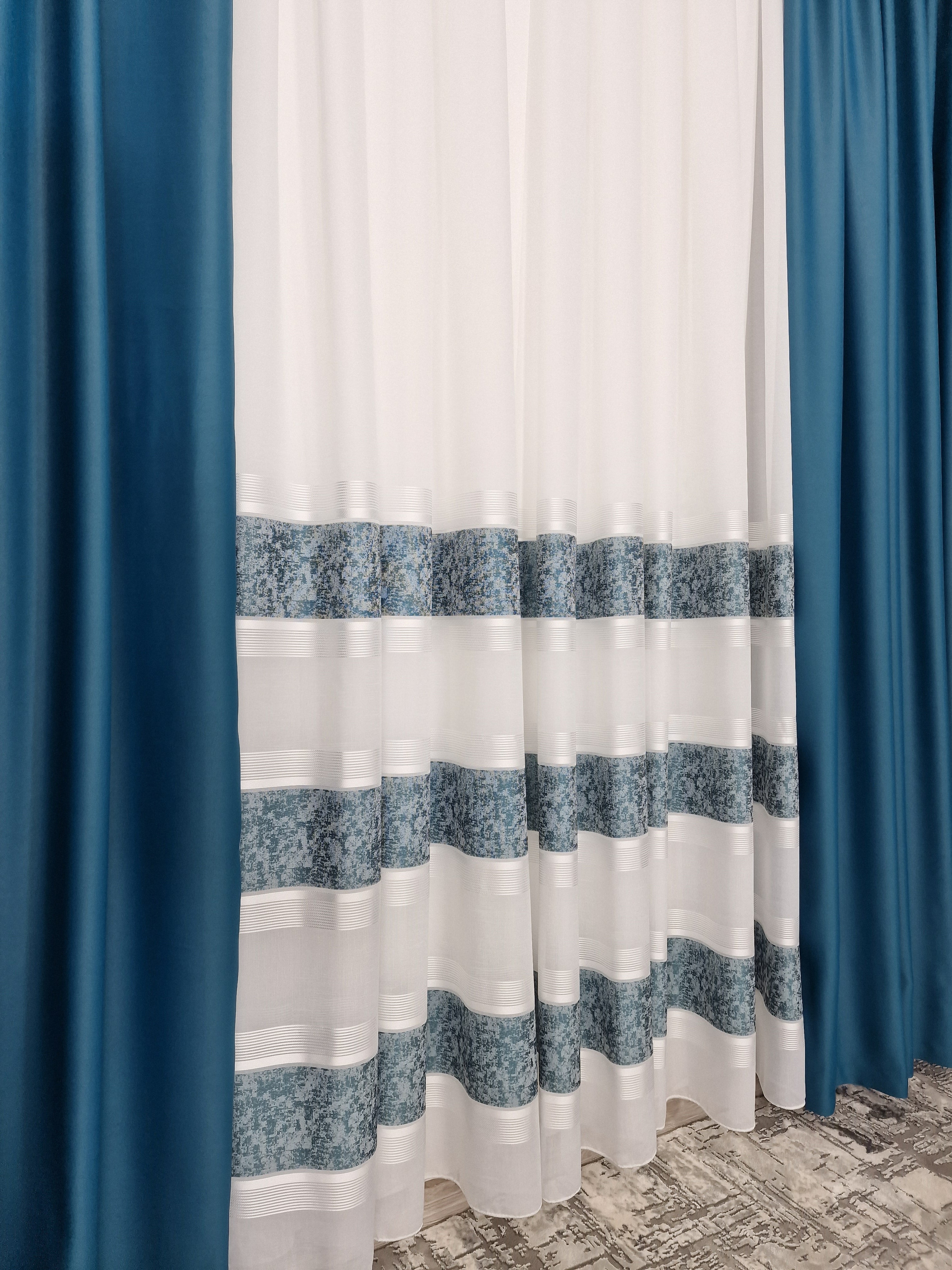 Set Kim: perdea din in cristal alba cu benzi turcoaz si draperie simpla turcoaz blackout 98%