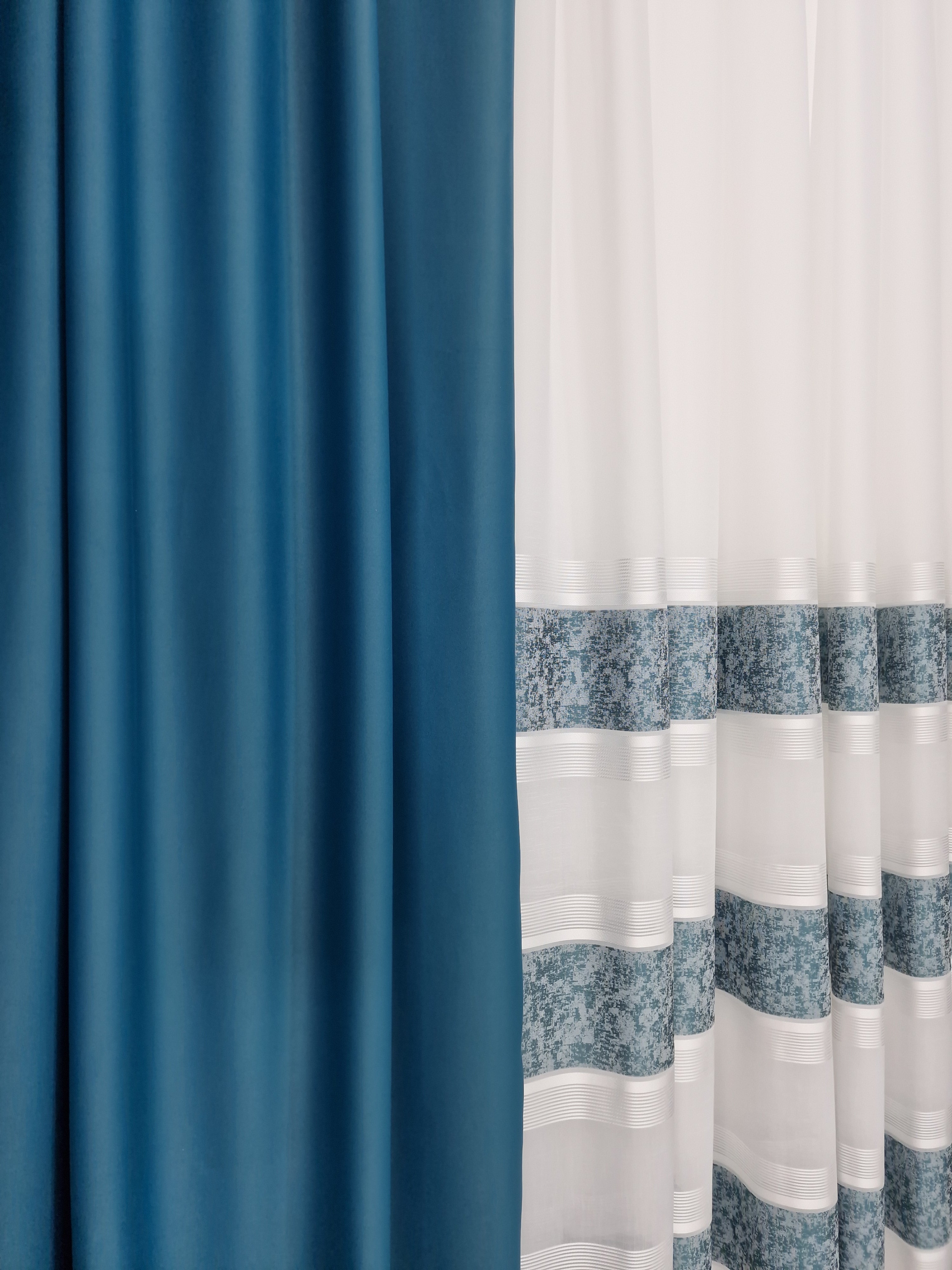Set Kim: perdea din in cristal alba cu benzi turcoaz si draperie simpla turcoaz blackout 98%