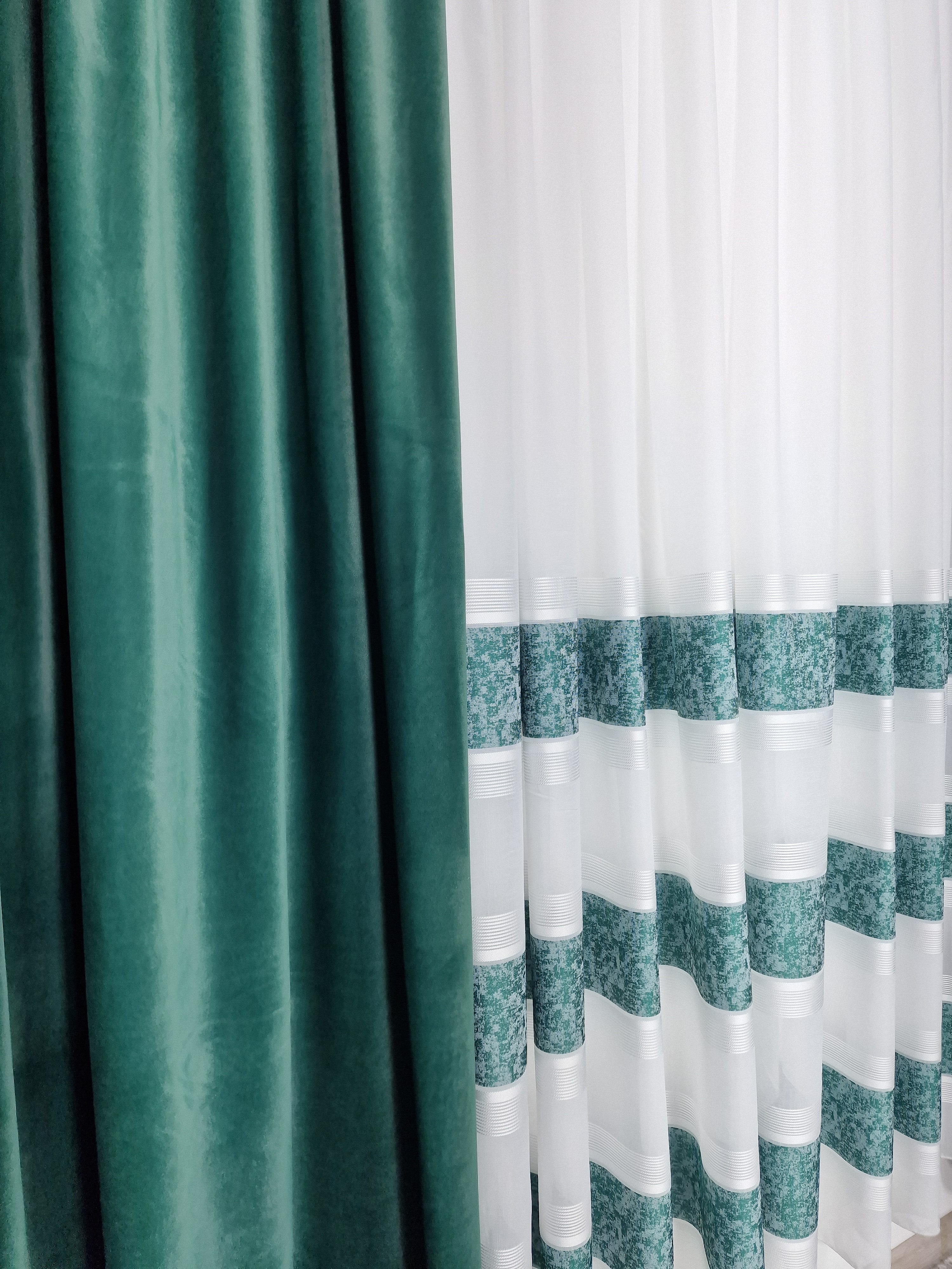 Set Ruben: Perdea in cristal cu benzi verde smarald si draperie catifea verde smarald