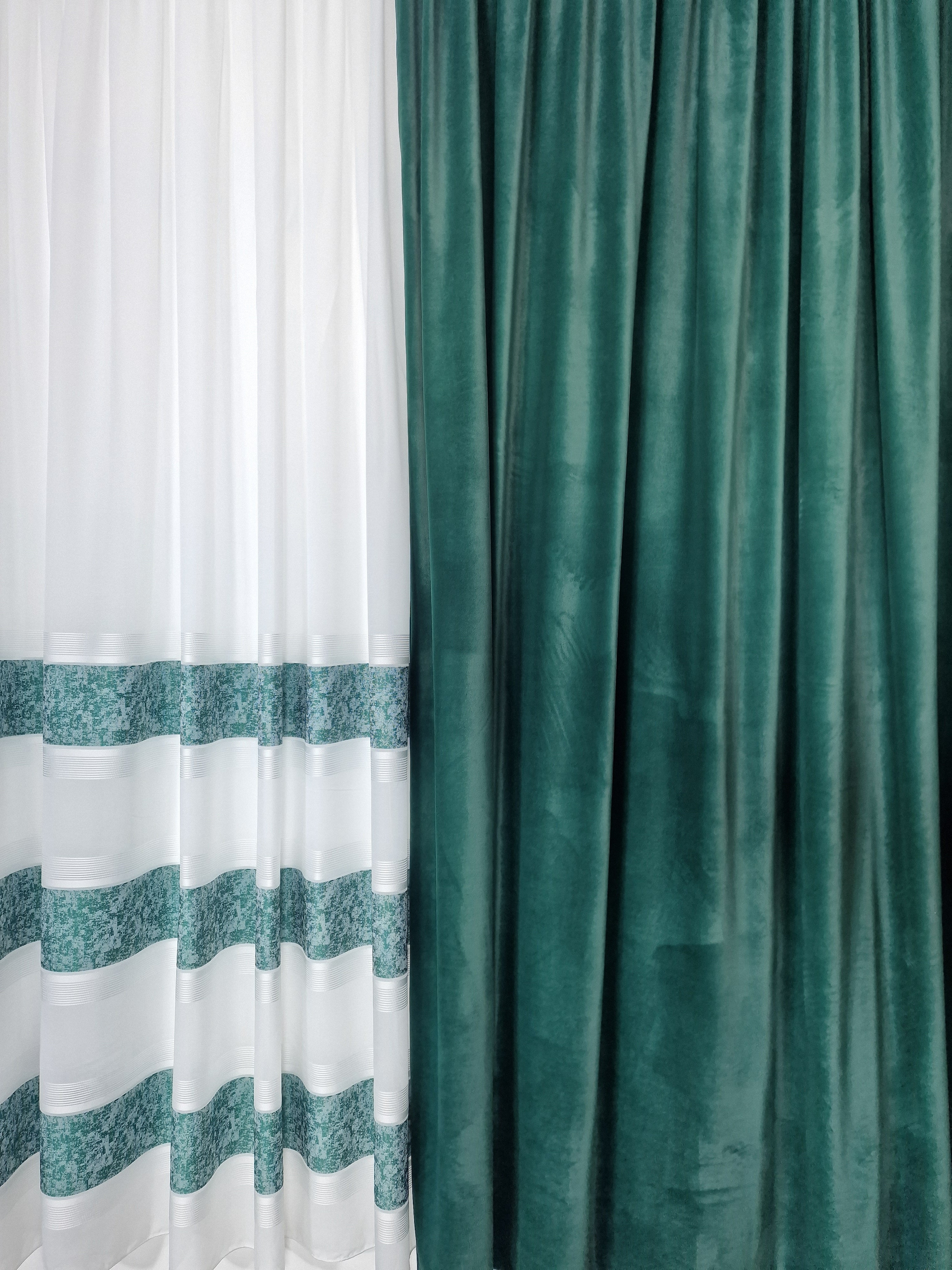 Set Ruben: Perdea in cristal cu benzi verde smarald si draperie catifea verde smarald