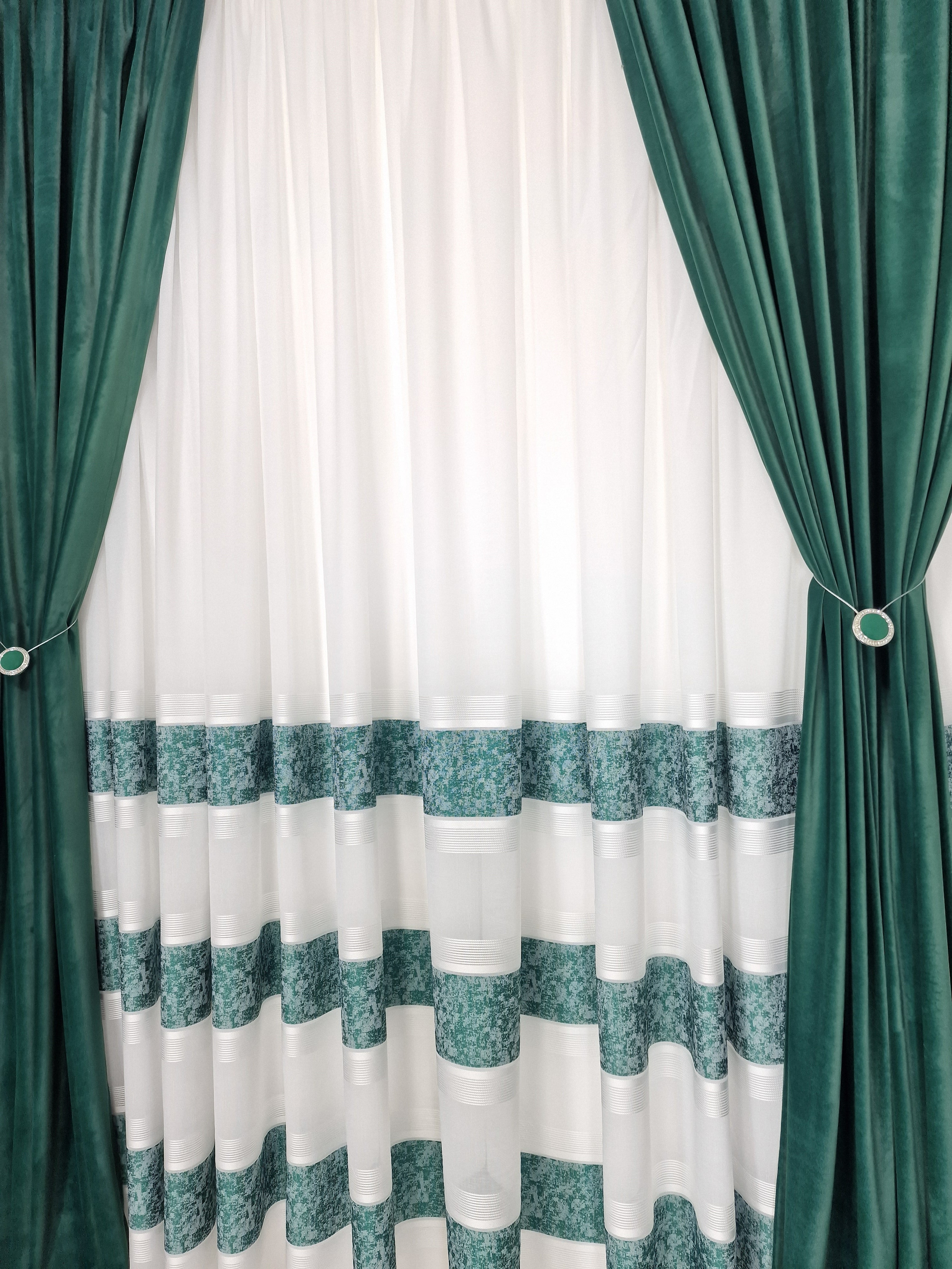 Set Ruben: Perdea in cristal cu benzi verde smarald si draperie catifea verde smarald