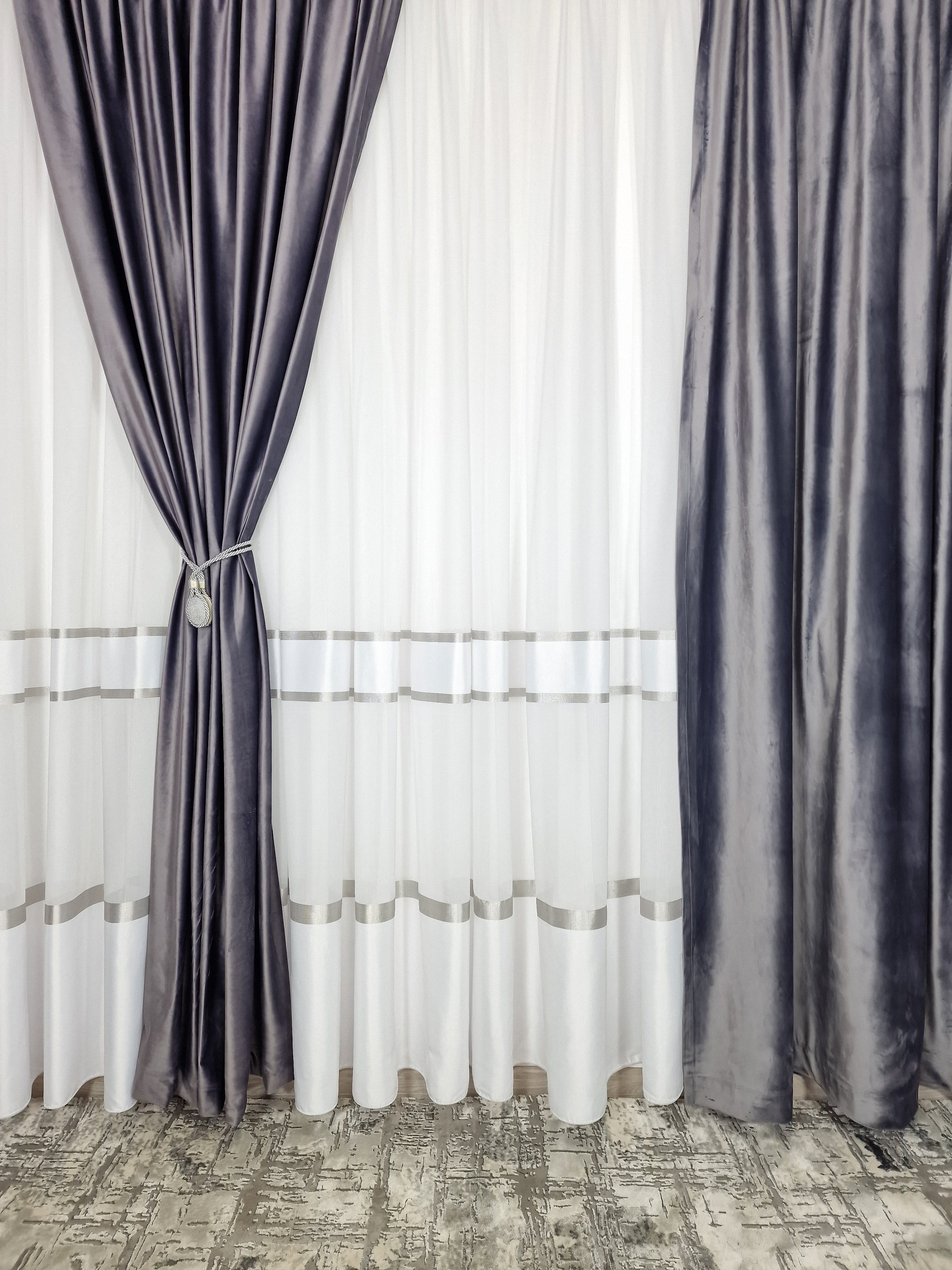 Set Bodo: Perdea alba cu benzi alb cu gri si Draperie catifea gri
