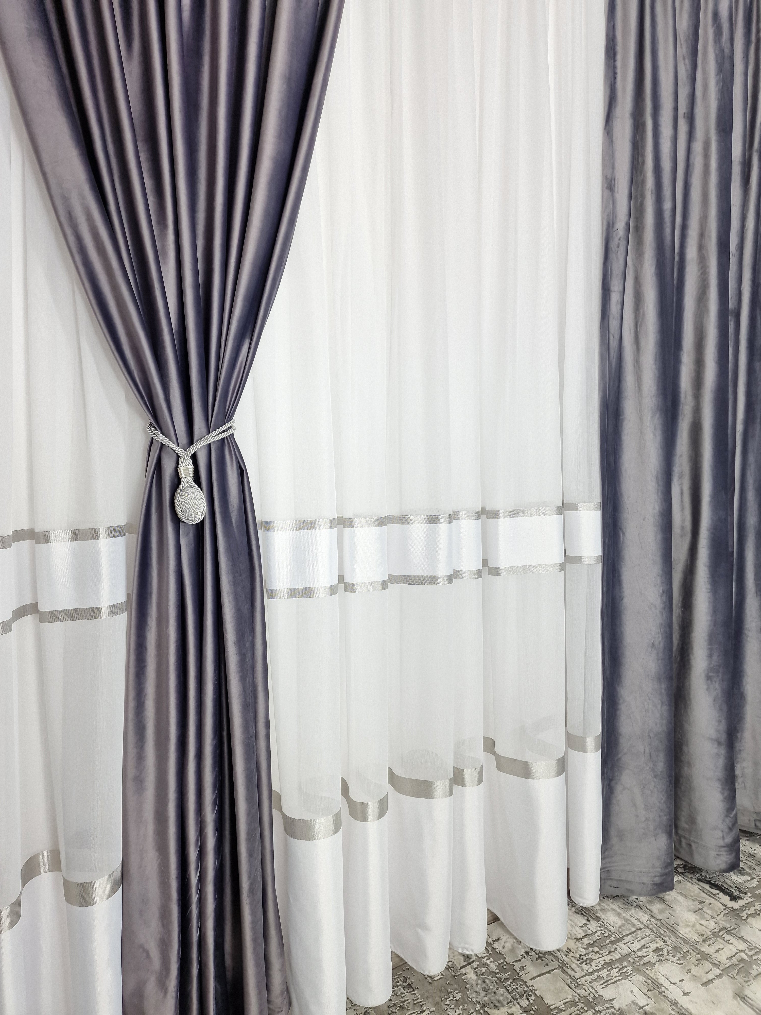 Set Bodo: Perdea alba cu benzi alb cu gri si Draperie catifea gri