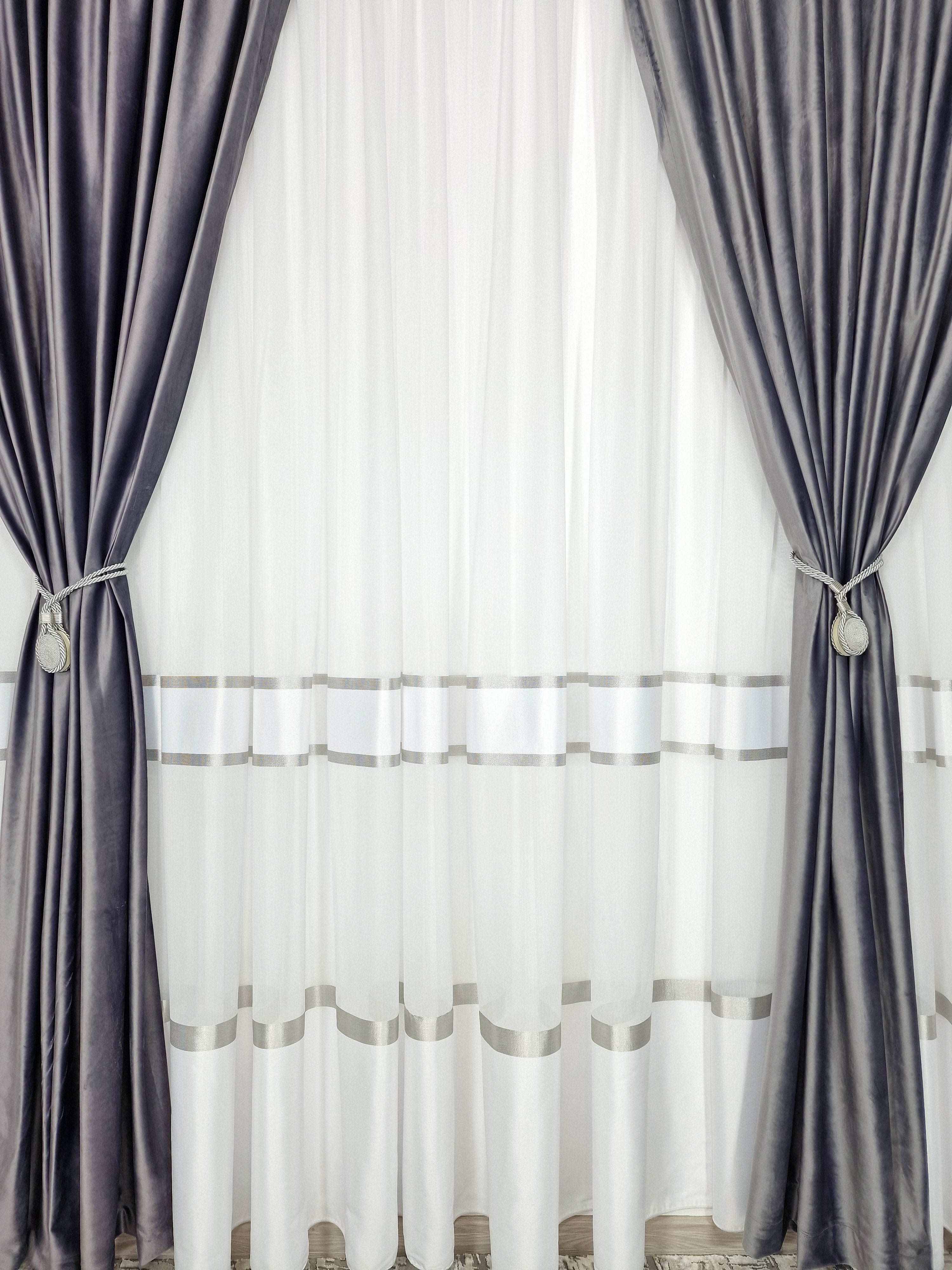 Set Bodo: Perdea alba cu benzi alb cu gri si Draperie catifea gri