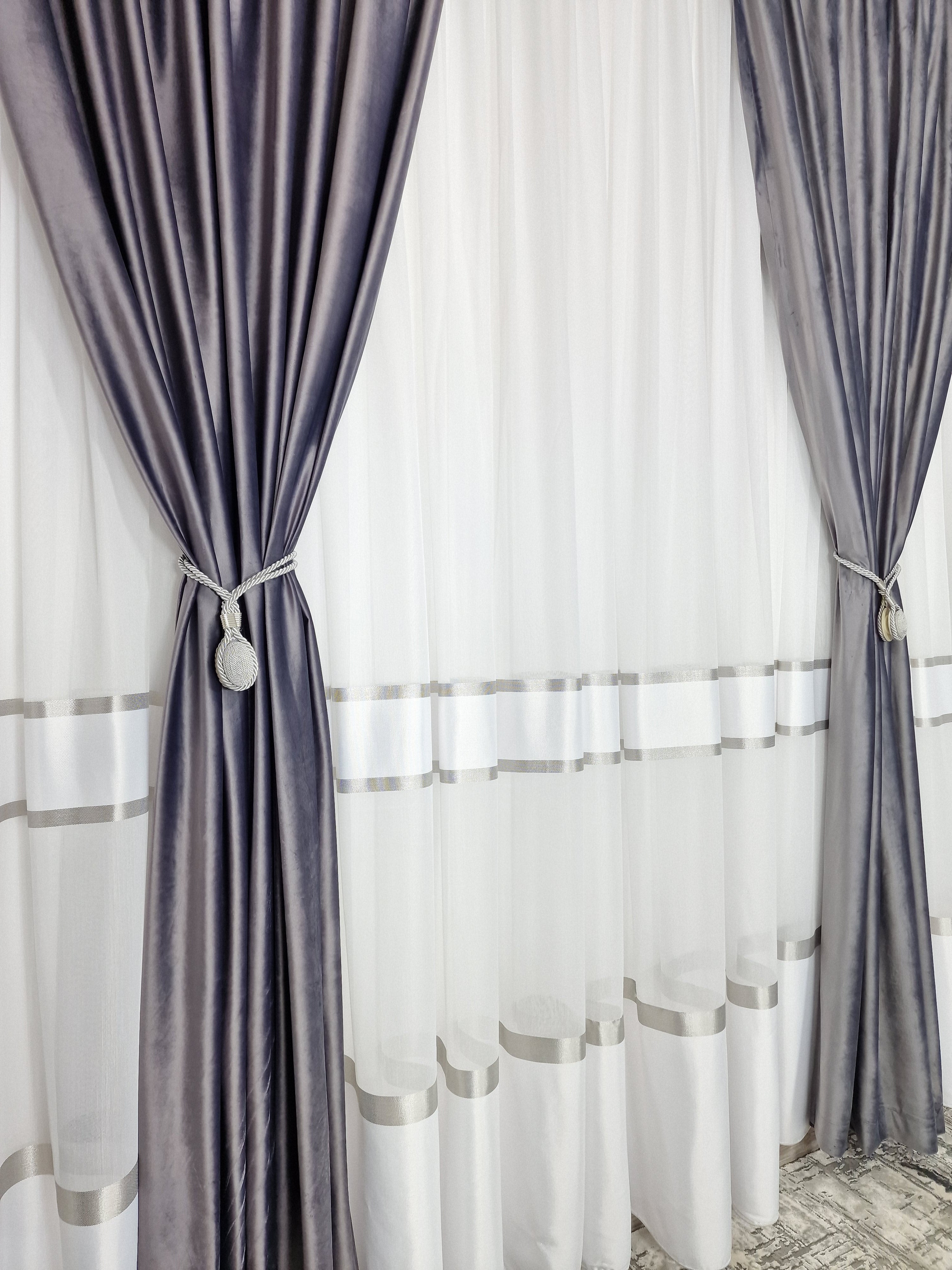 Set Bodo: Perdea alba cu benzi alb cu gri si Draperie catifea gri