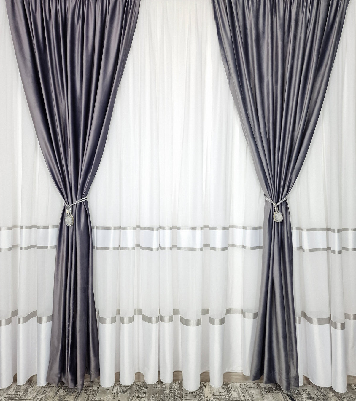 Set Bodo: Perdea alba cu benzi alb cu gri si Draperie catifea gri