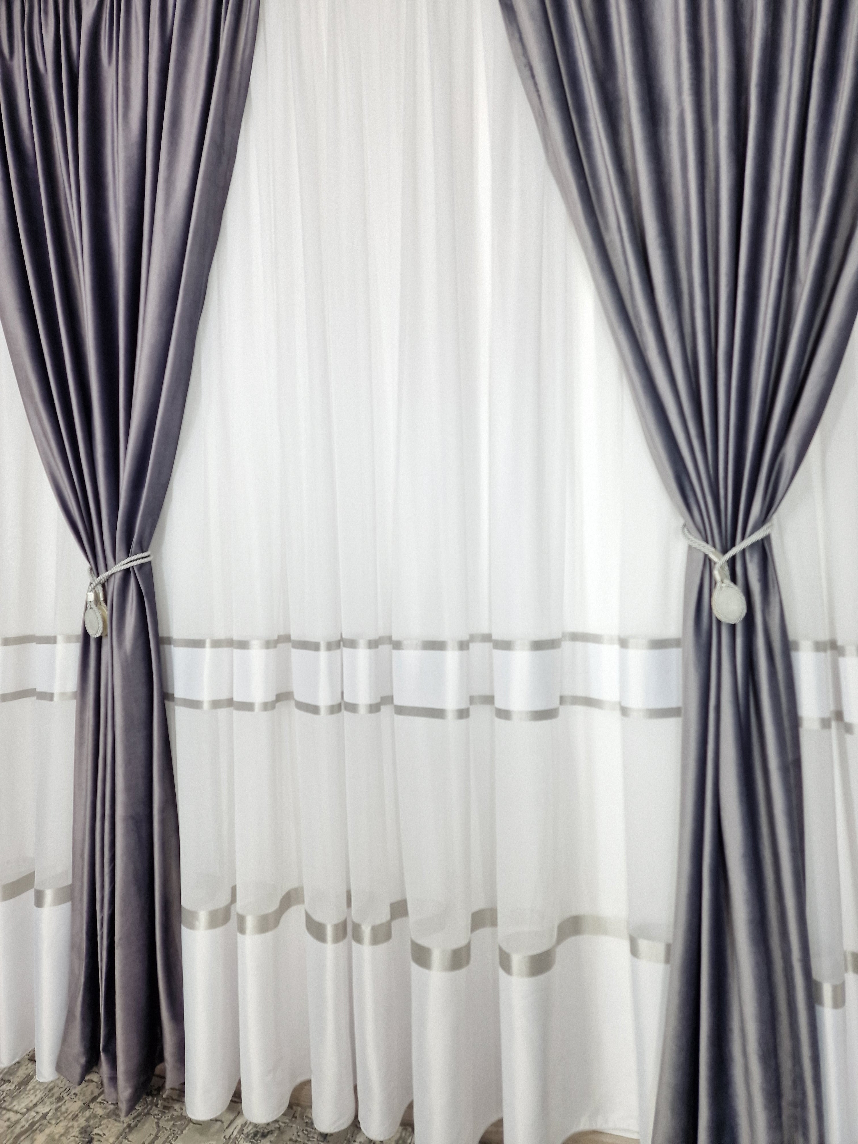 Set Bodo: Perdea alba cu benzi alb cu gri si Draperie catifea gri