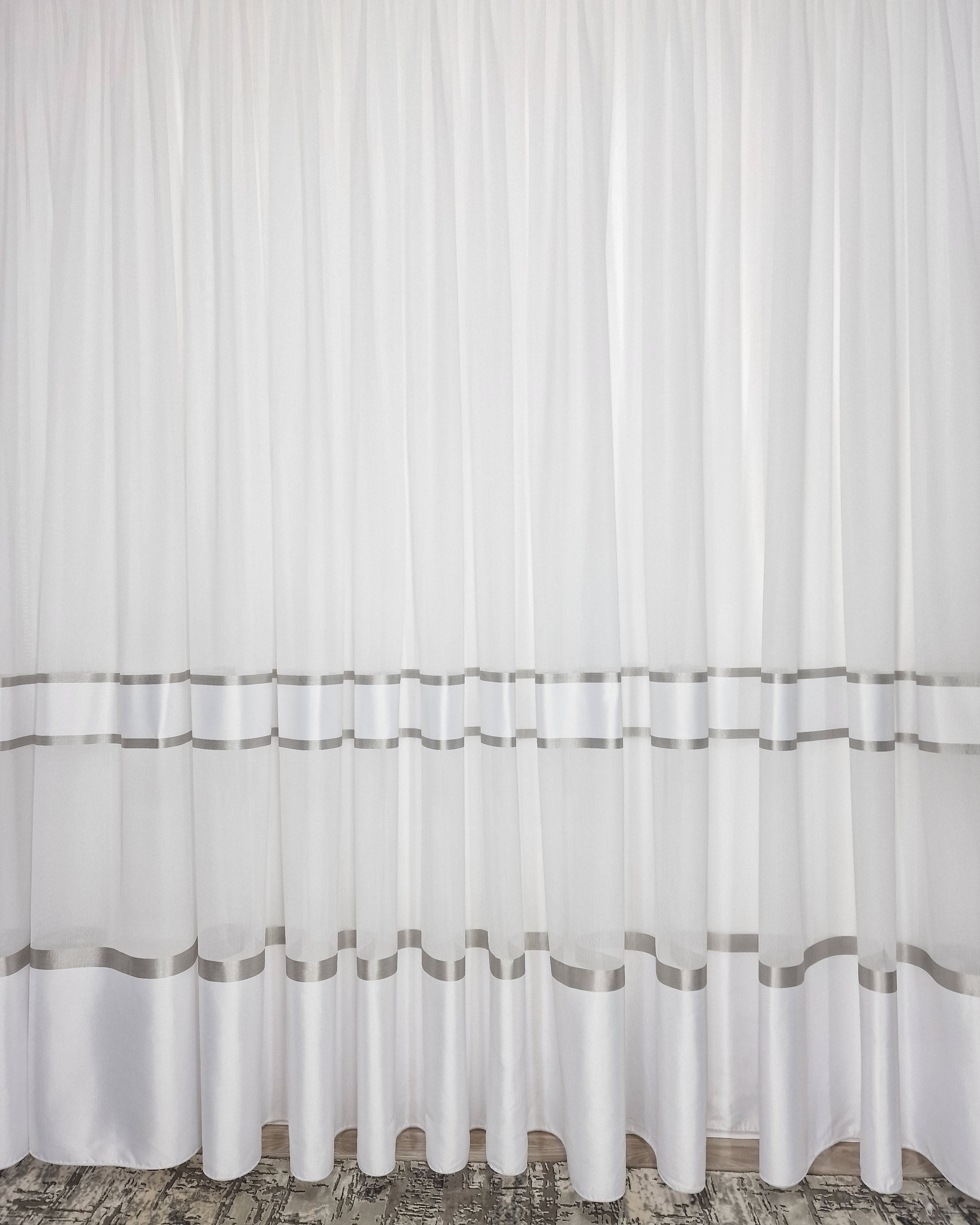 Set Bodo: Perdea alba cu benzi alb cu gri si Draperie catifea gri