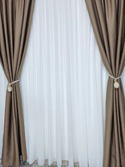 Set Tony: Perdea Alba Jorjet si Draperie Blackout Hotel 98% Cafea cu Lapte