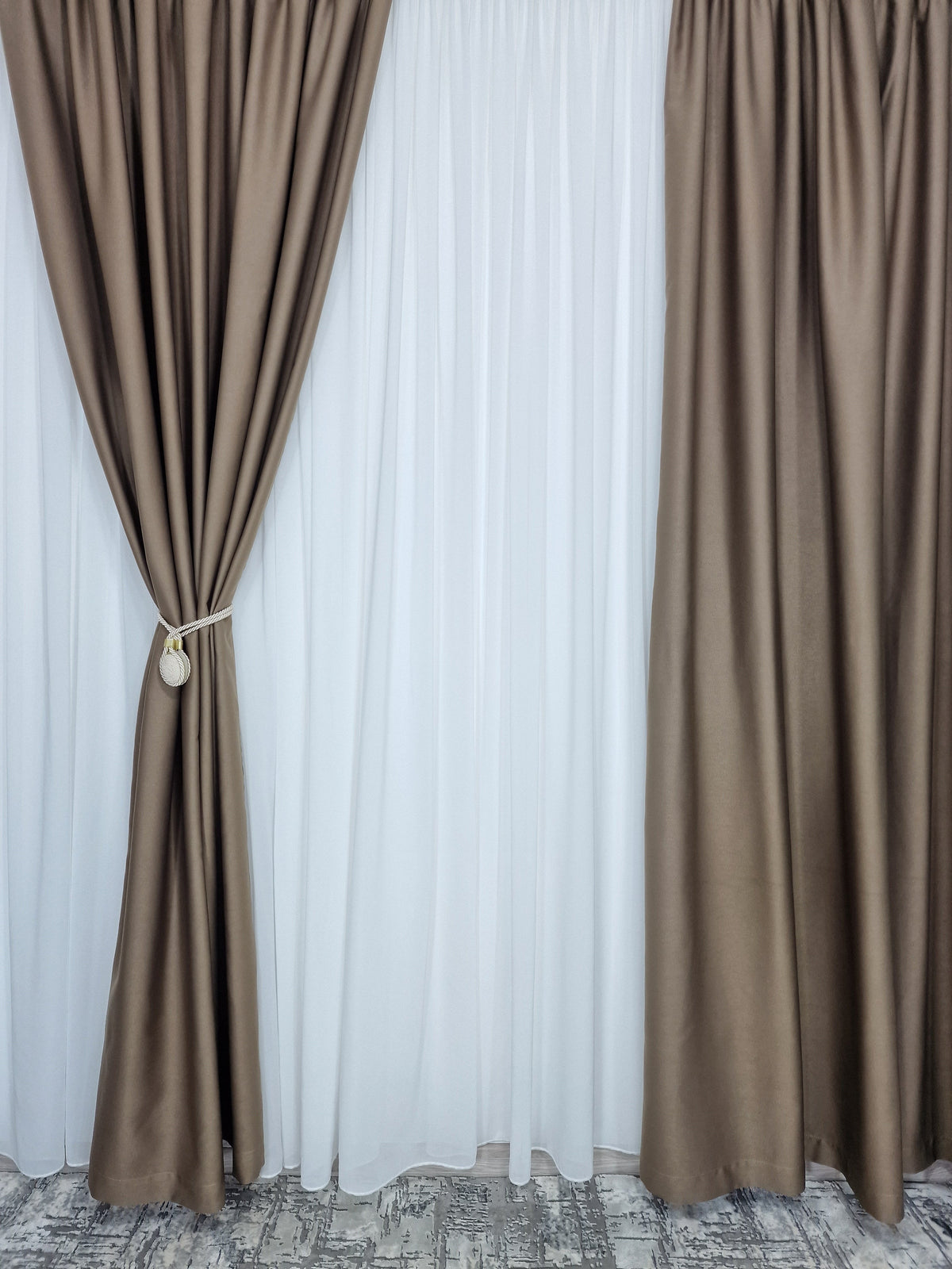 Set Tony: Perdea Alba Jorjet si Draperie Blackout Hotel 98% Cafea cu Lapte