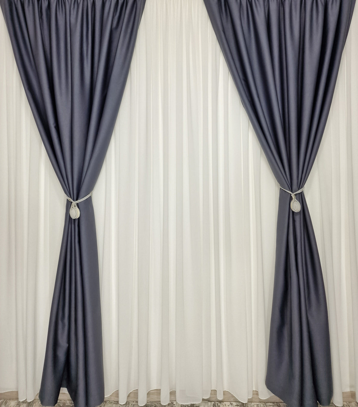 Set Max: Perdea Ivoire Jorjet si Draperie Gri Blackout 100%