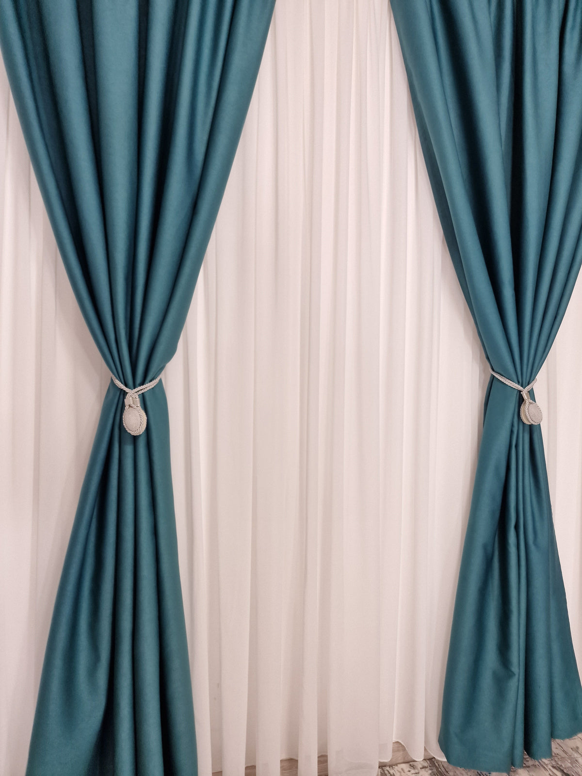 Set Hector: Perdea Jorjet Ivoire si Draperie Turcoaz Hotel Blackout 98%