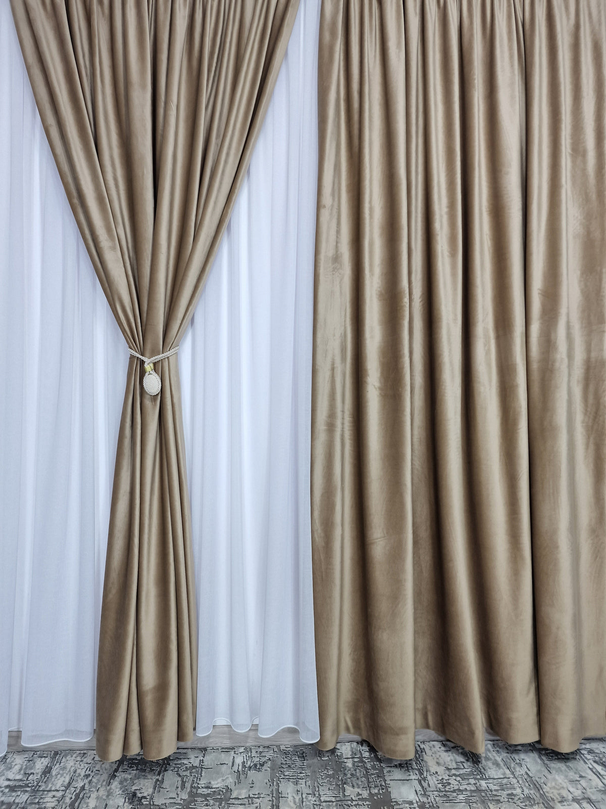 Set Cosmin: Perdea in rustic cu draperie catifea crem