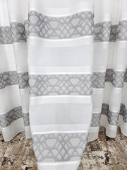 Ideal pentru living si dormitor modern cu pat sau canapea gri, pereti albi si mobilier alb ori negru – Set Mangalia: Perdea In Cristal cu Aspect de In si 3 Benzi Gri in Partea de Jos, Draperie Catifea Gri Inchis – confectionat pe comanda