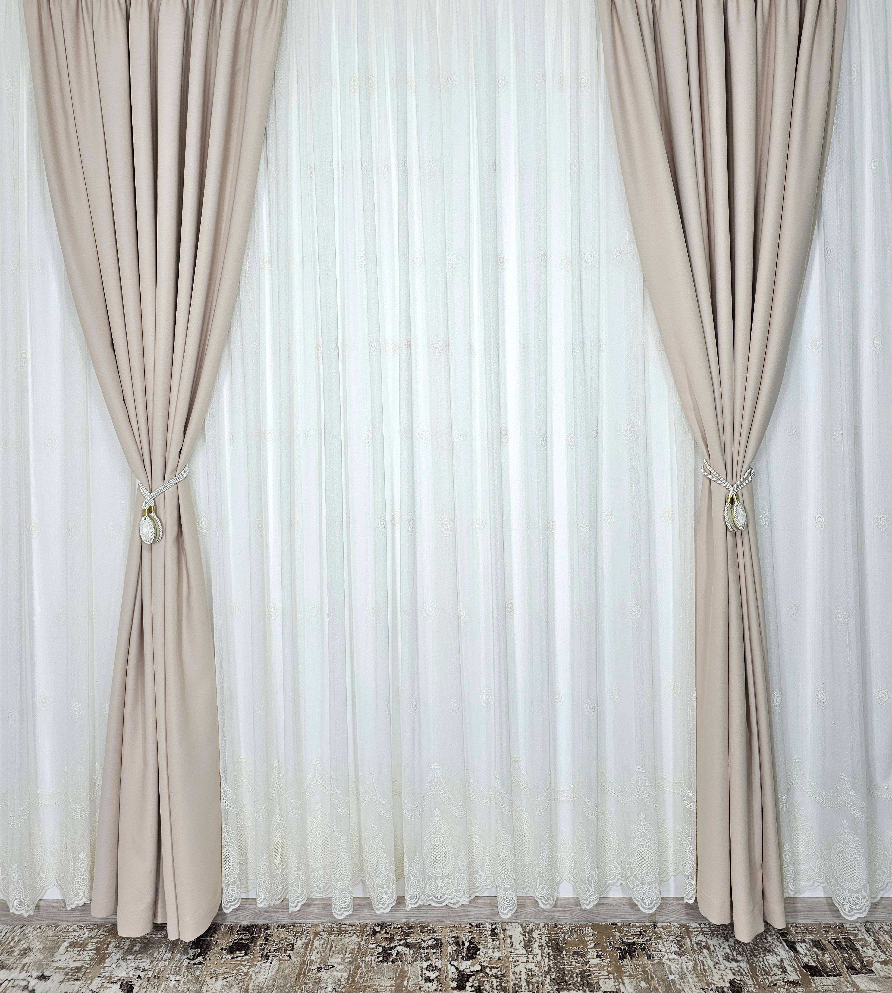 Set Ivana: perdea crem din borangic si draperie blackout