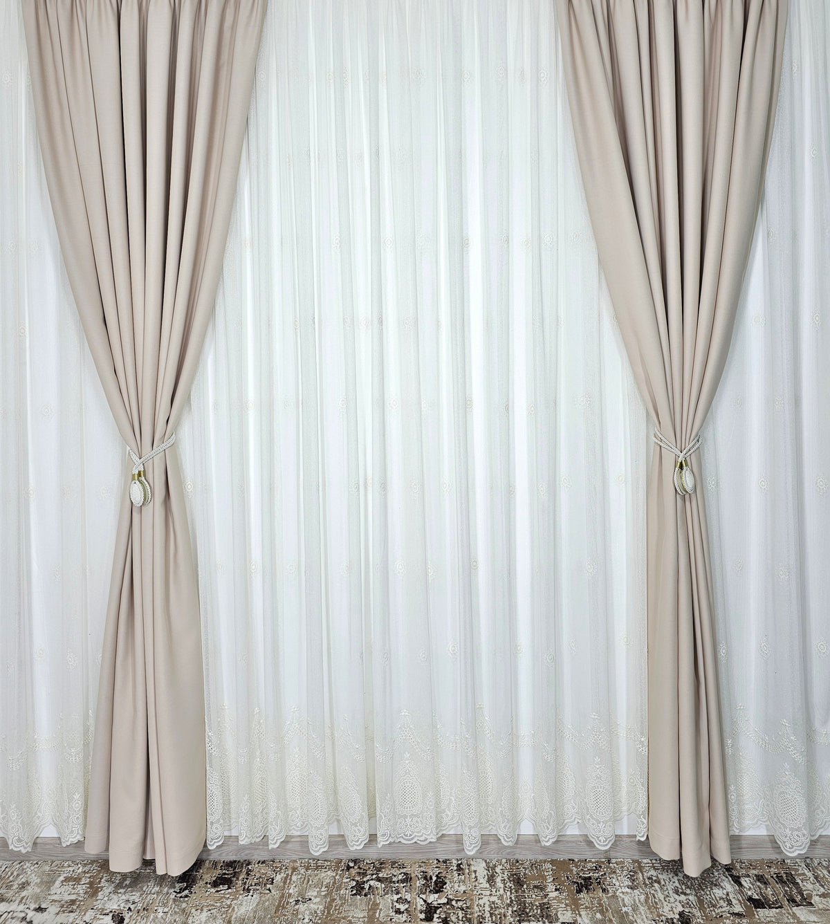 Set Ivana: perdea crem din borangic si draperie blackout