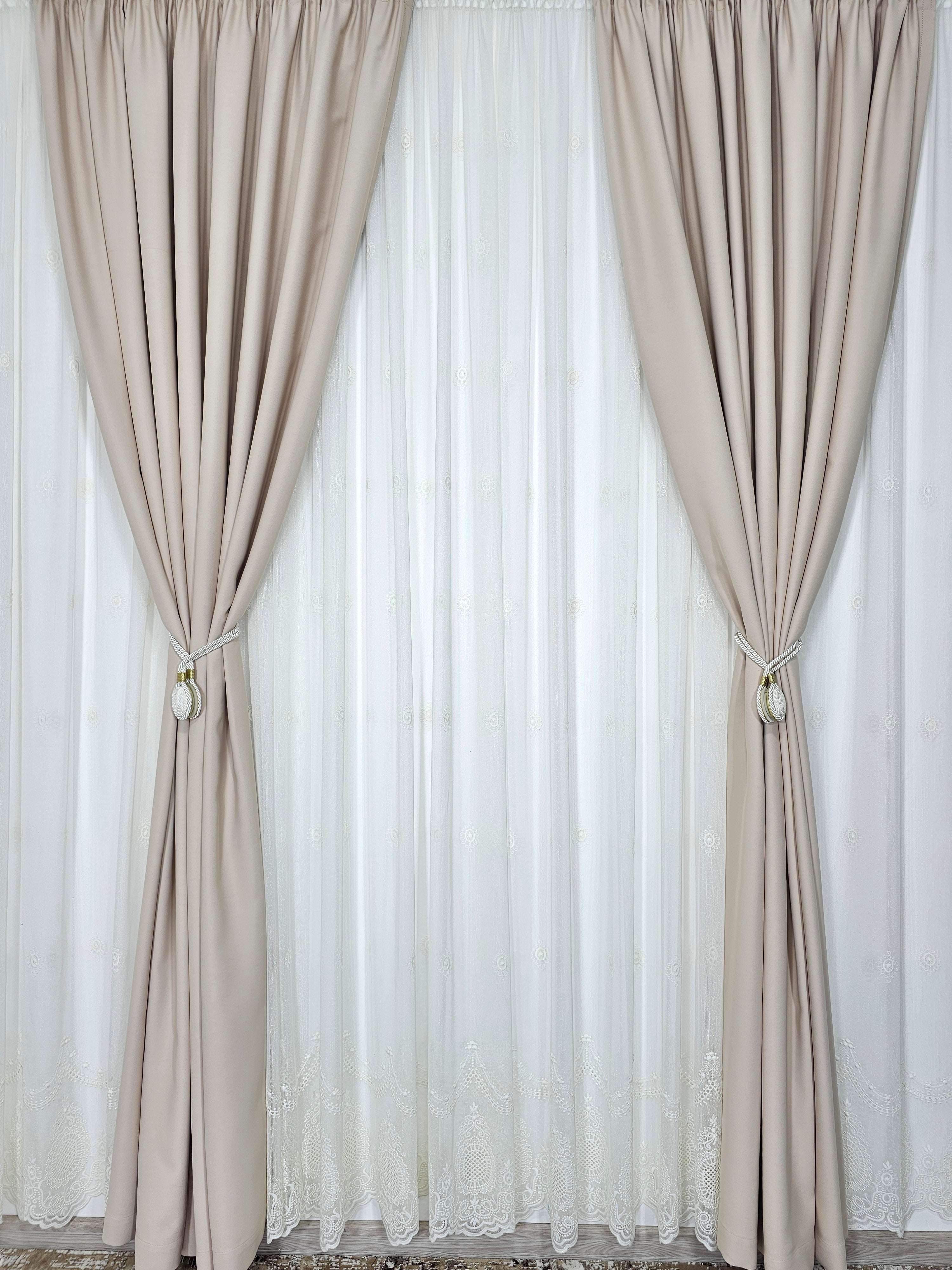 Set Ivana: perdea crem din borangic si draperie blackout