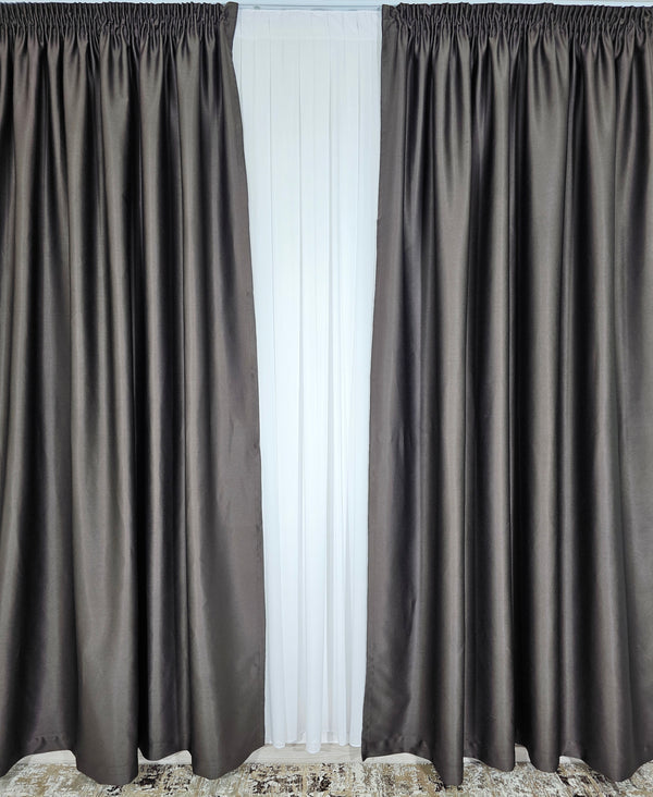 SuperPret*Ideal pentru Living si Dormitor – Colectia Hotel: Perdea Voal Premium Alb si Draperie Maro Trabuc Blackout 98%, Material Tip Stofa cu Cadere Grea – Potrivit cu Pat sau Canapea Crem, Bej ori Maro, Pereti Albi – Confectionat pe Comanda