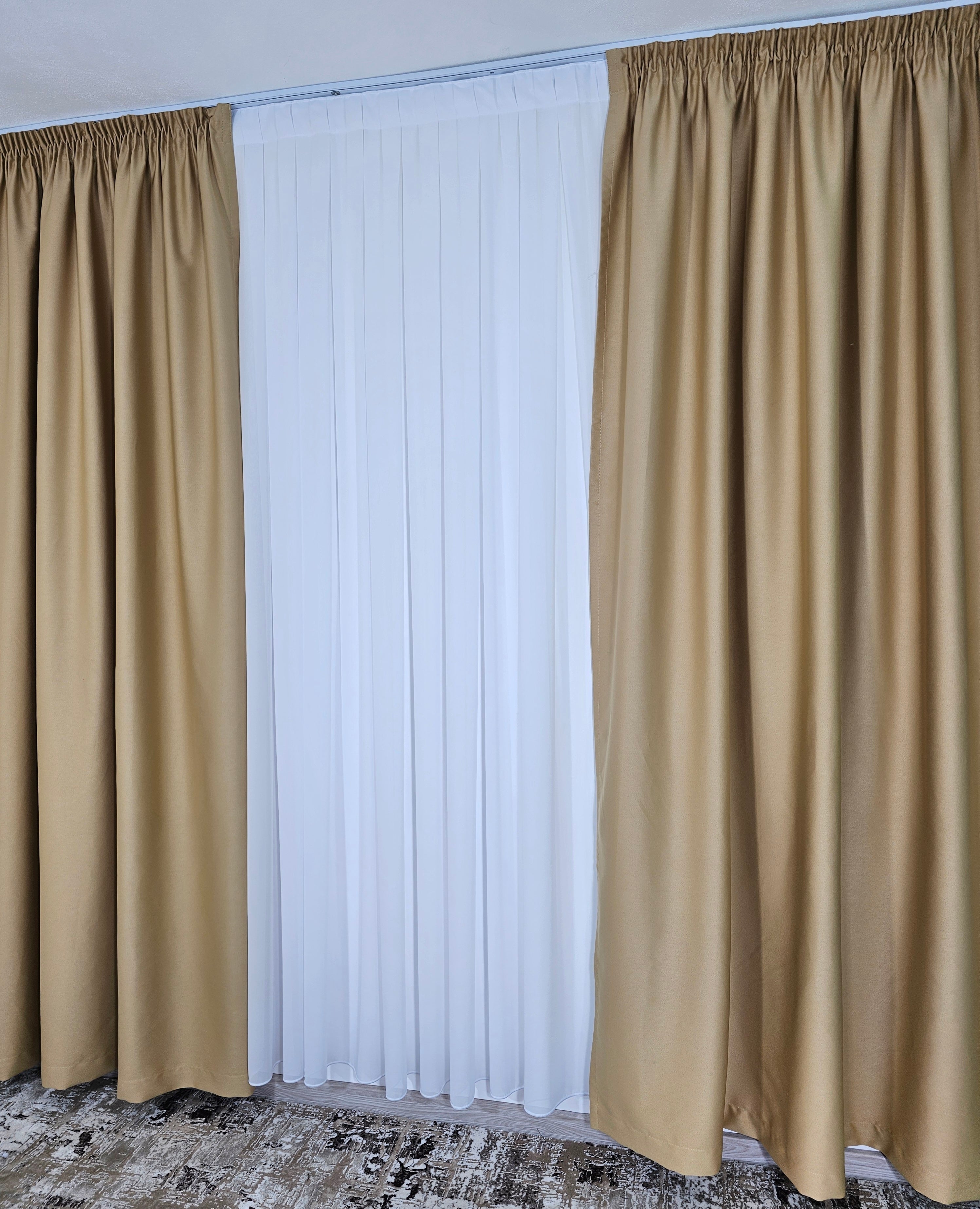 Colectia Hotel: Perdea Voal Alb si Draperii Blackout Total 98%-Crem Auriu