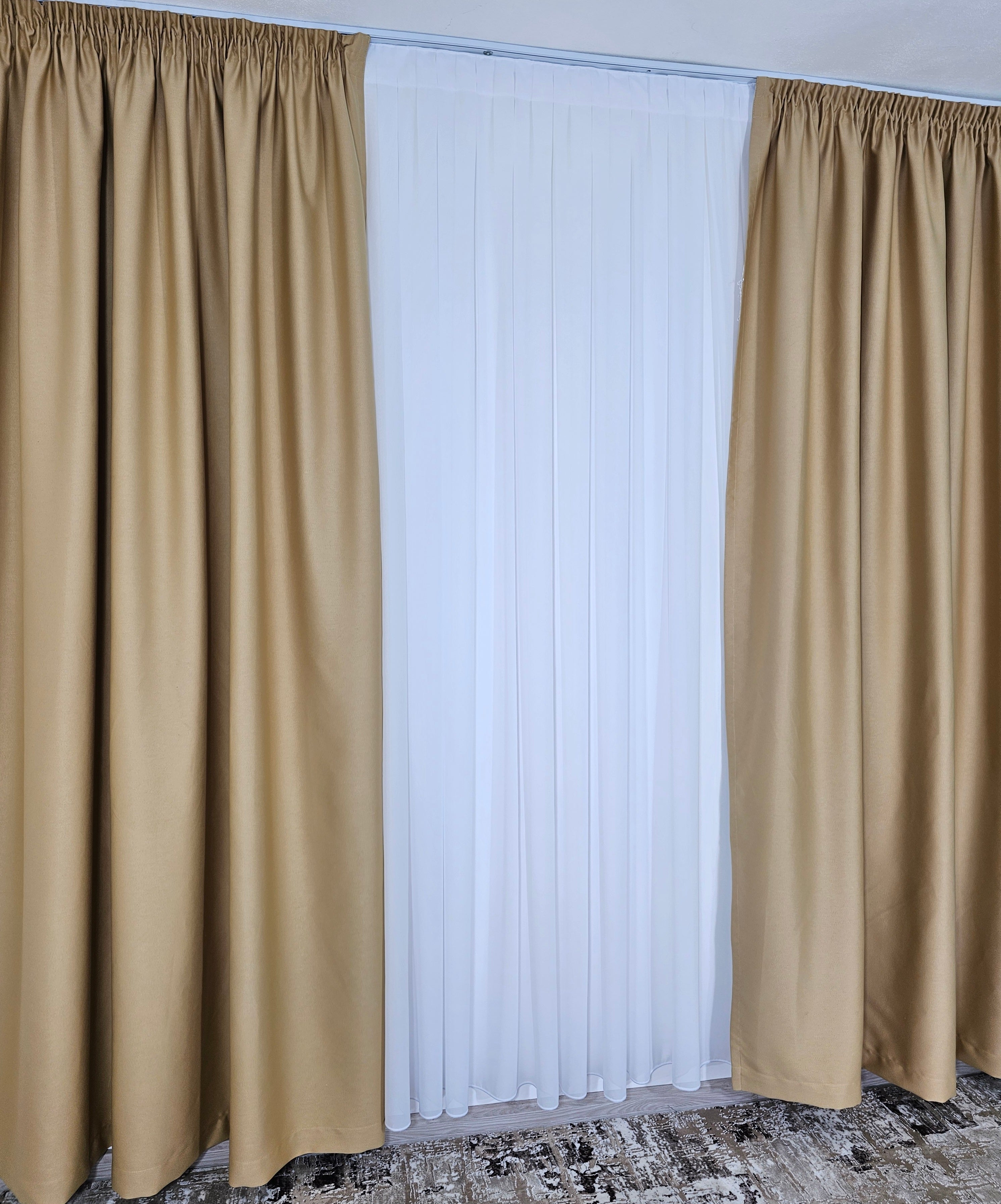 Colectia Hotel: Perdea Voal Alb si Draperii Blackout Total 98%-Crem Auriu