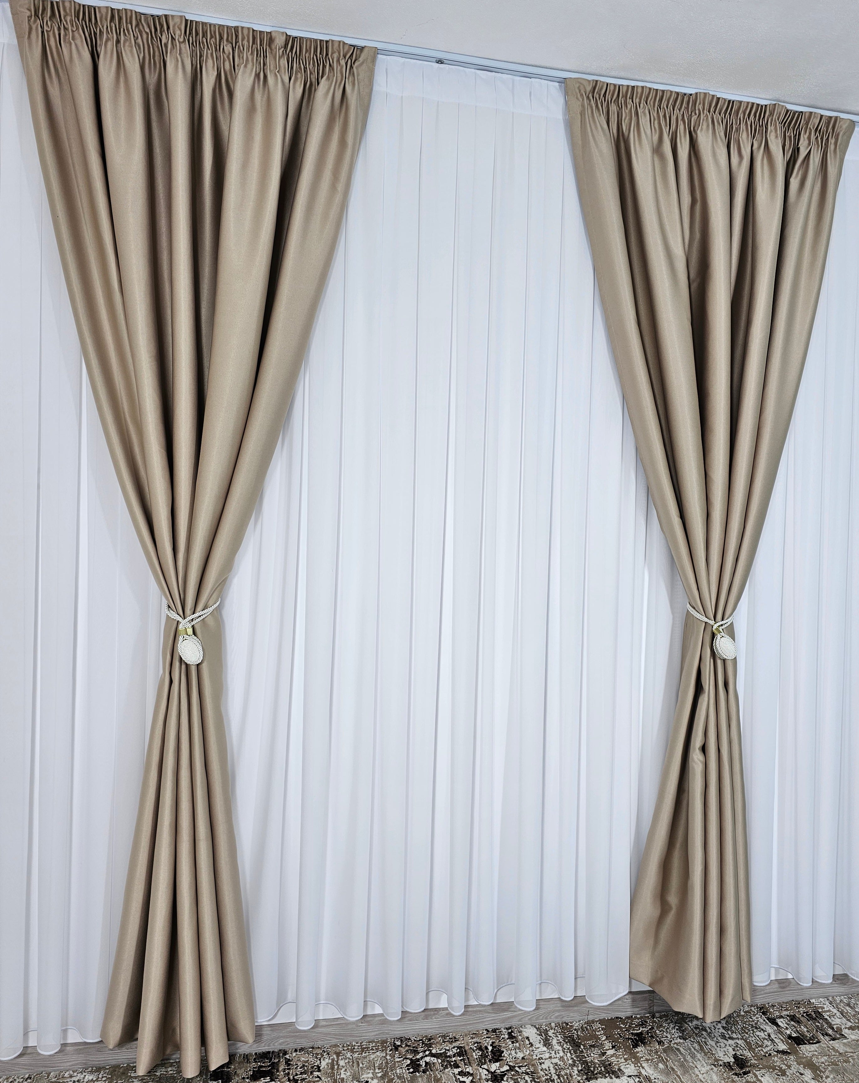 Colectia Hotel: Perdea Voal Alb si Draperii Blackout 90%-Crem