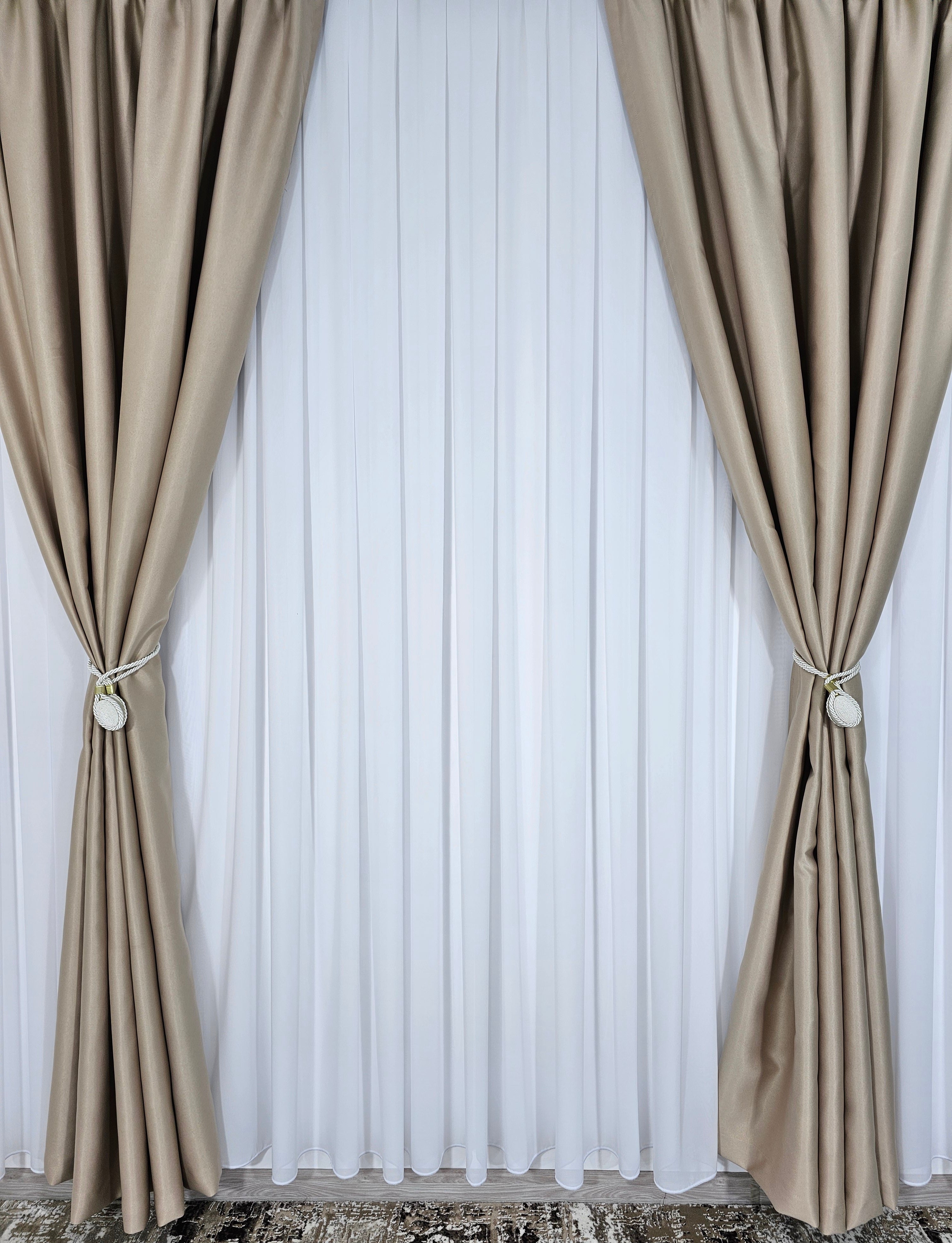 Colectia Hotel: Perdea Voal Alb si Draperii Blackout 90%-Crem