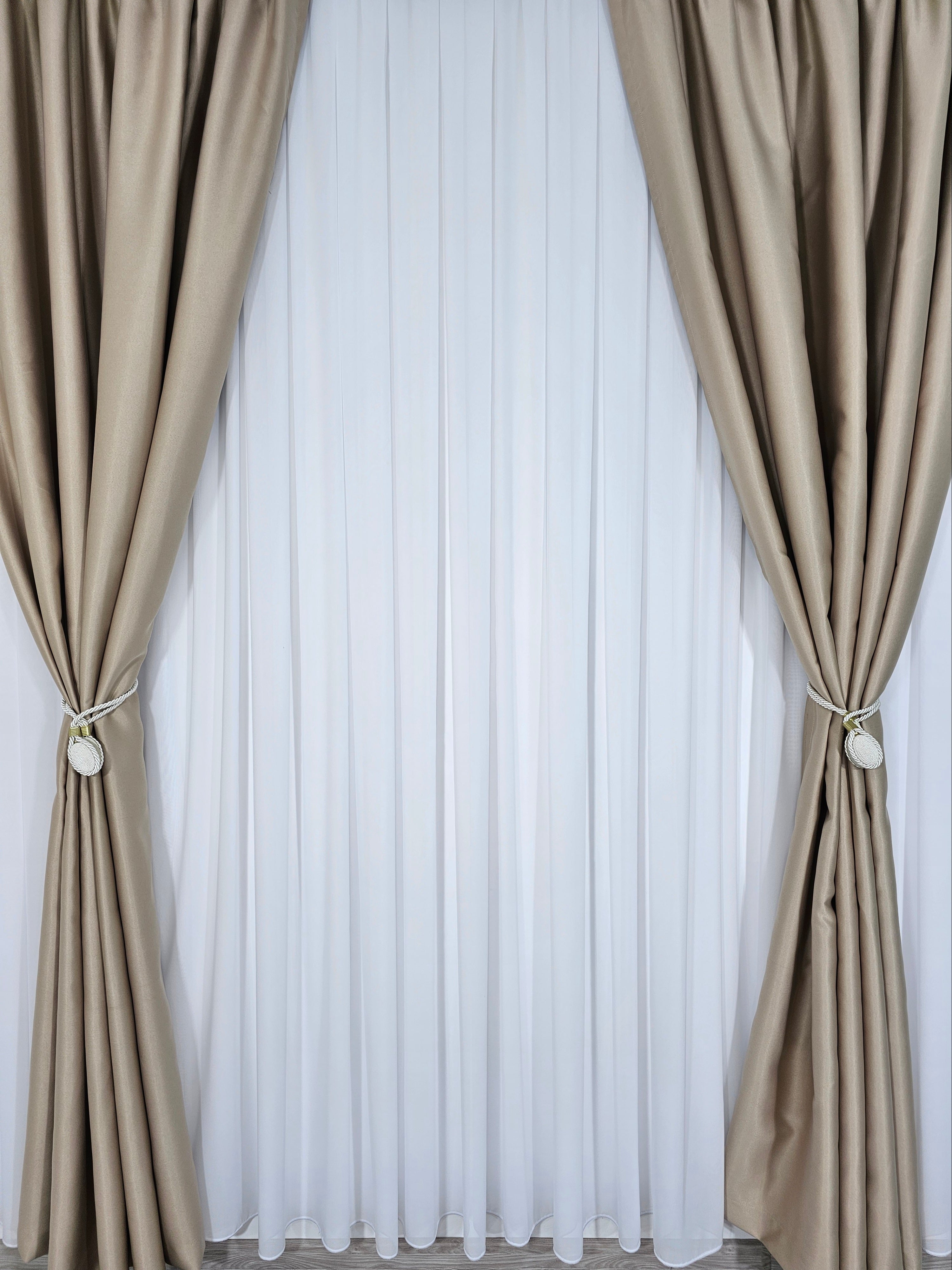 Colectia Hotel: Perdea Voal Alb si Draperii Blackout 90%-Crem