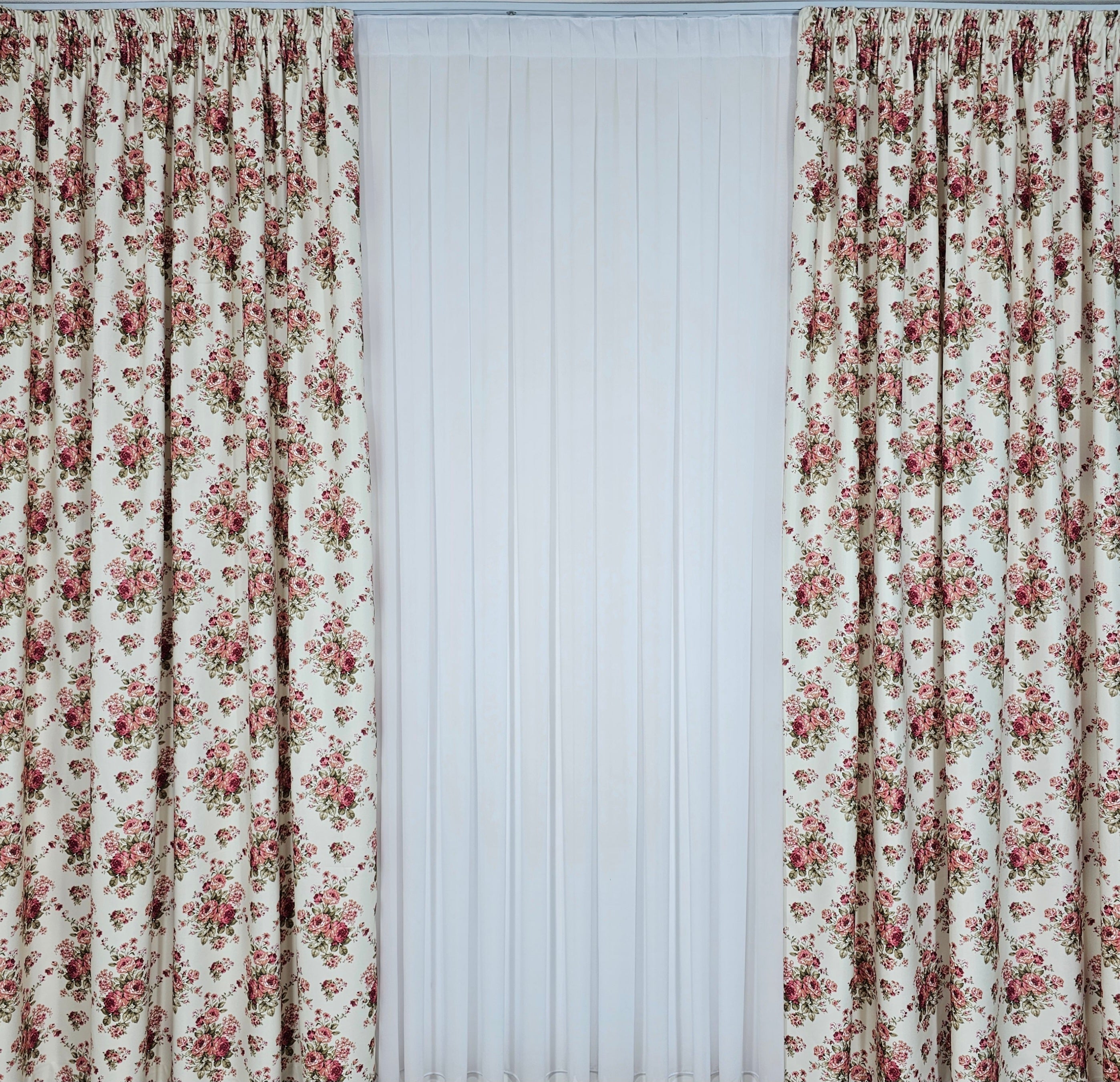 Set Magdalena: Perdea voal alb si Draperie blackout floral