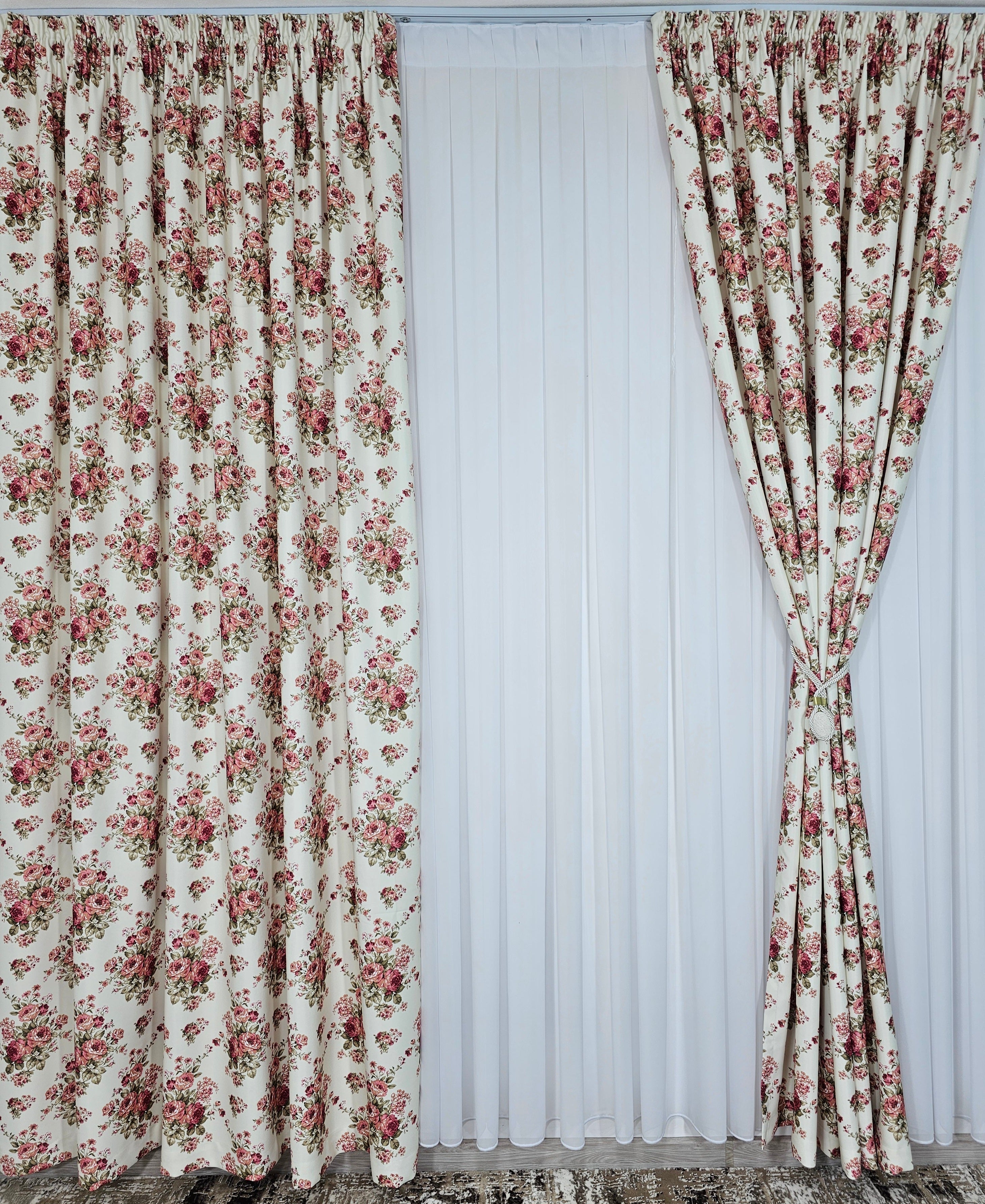Set Magdalena: Perdea voal alb si Draperie blackout floral
