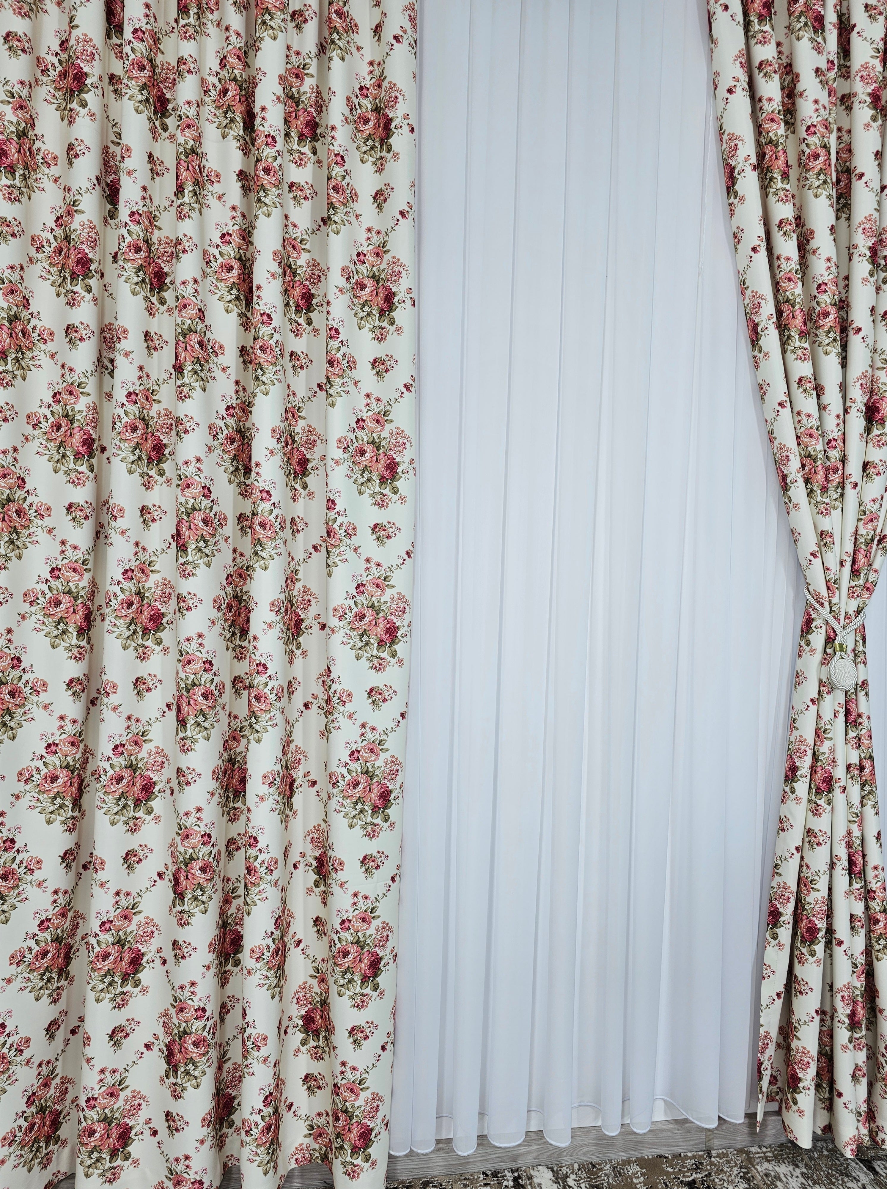 Set Magdalena: Perdea voal alb si Draperie blackout floral