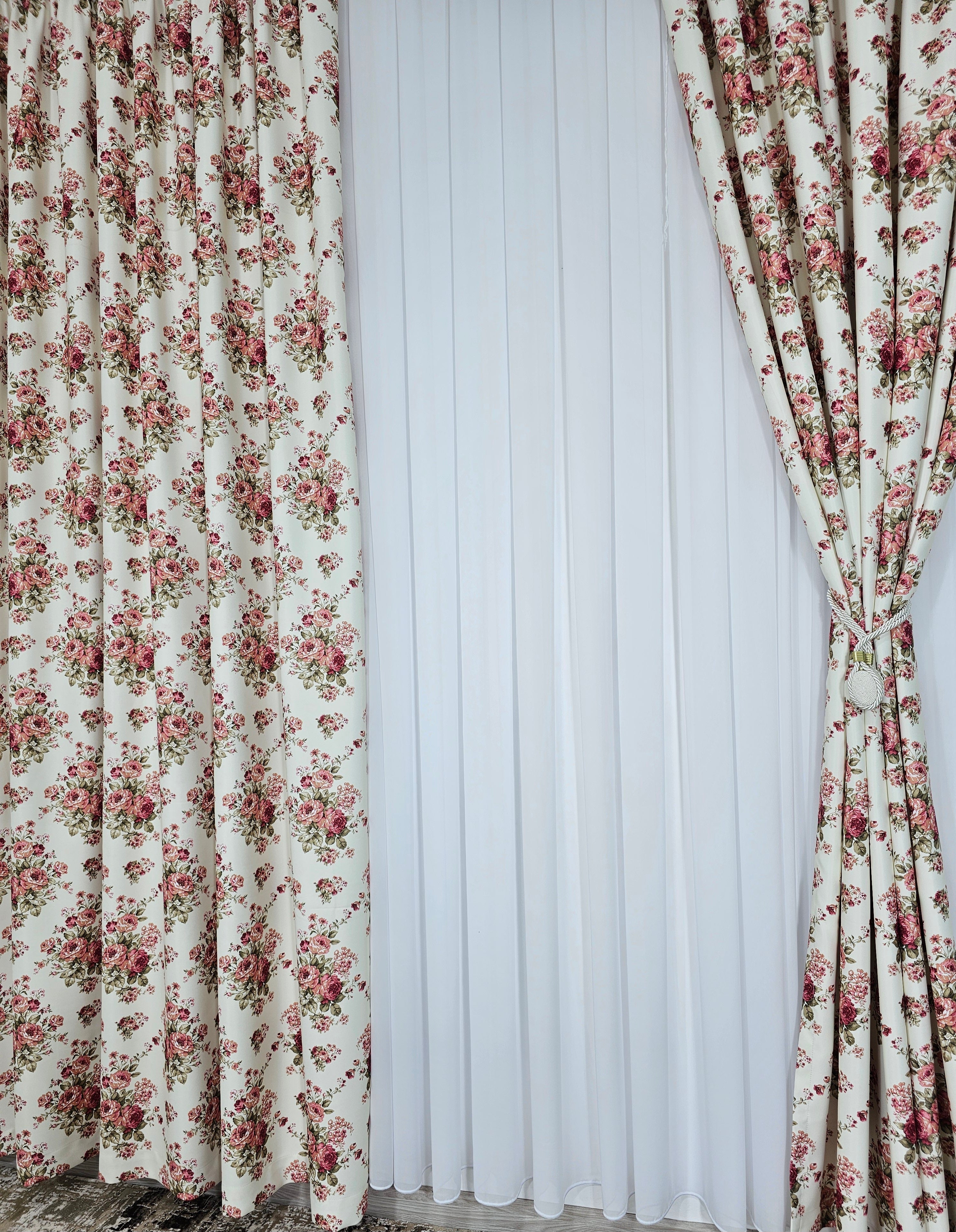 Set Magdalena: Perdea voal alb si Draperie blackout floral